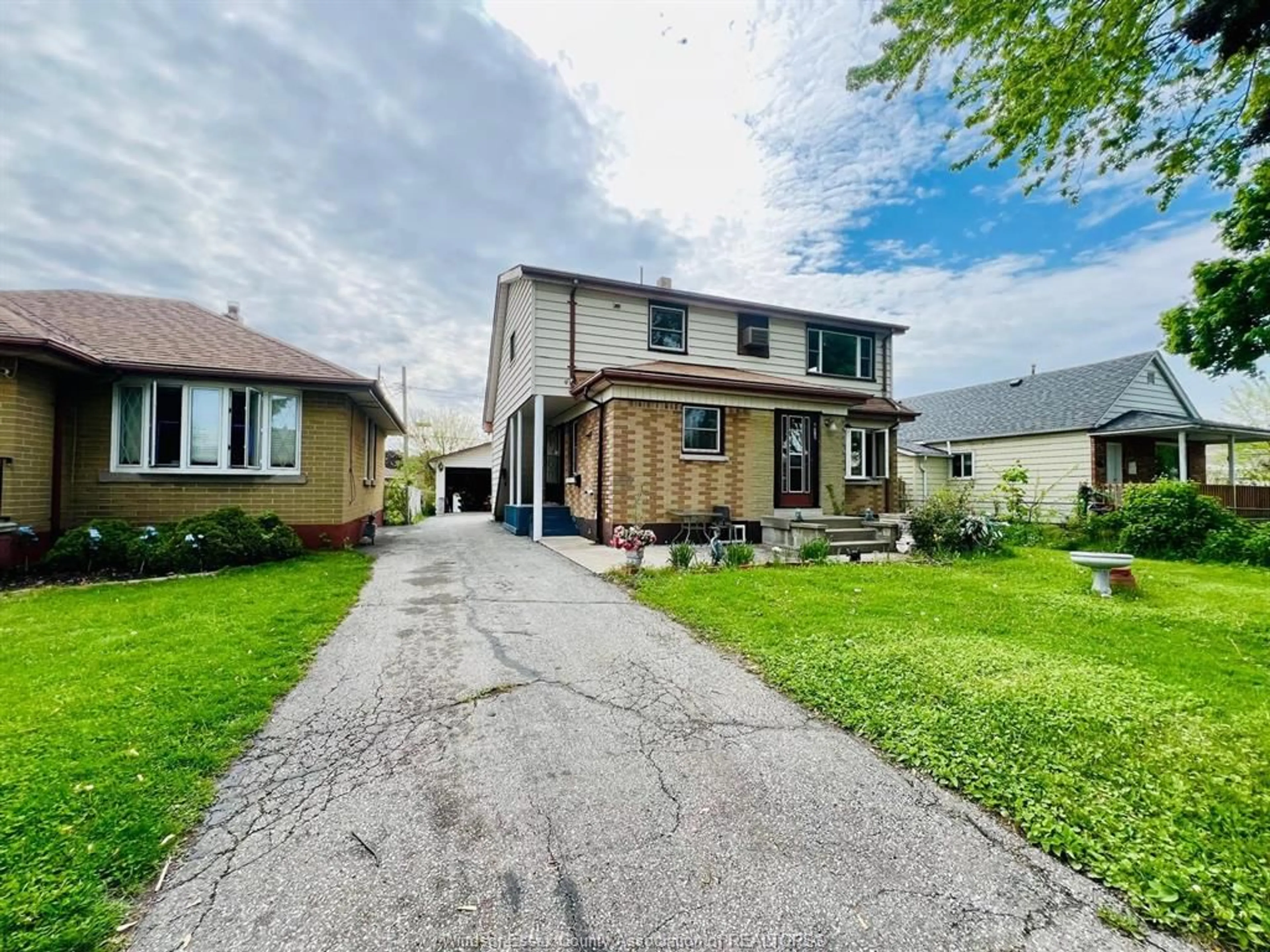 A pic from outside/outdoor area/front of a property/back of a property/a pic from drone, street for 1465 CALIFORNIA Ave, Windsor Ontario N9B 3A2