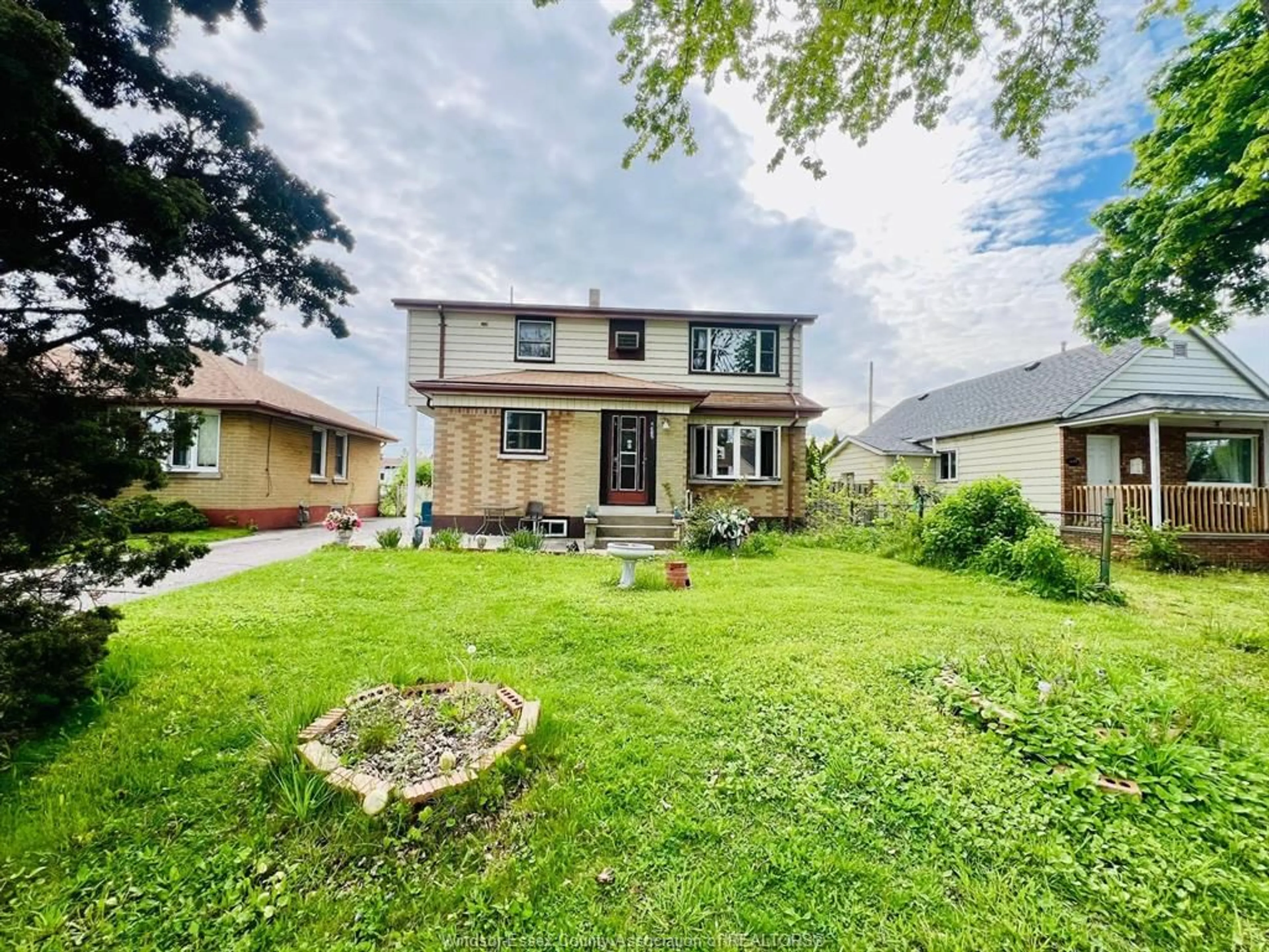 A pic from outside/outdoor area/front of a property/back of a property/a pic from drone, street for 1465 CALIFORNIA Ave, Windsor Ontario N9B 3A2