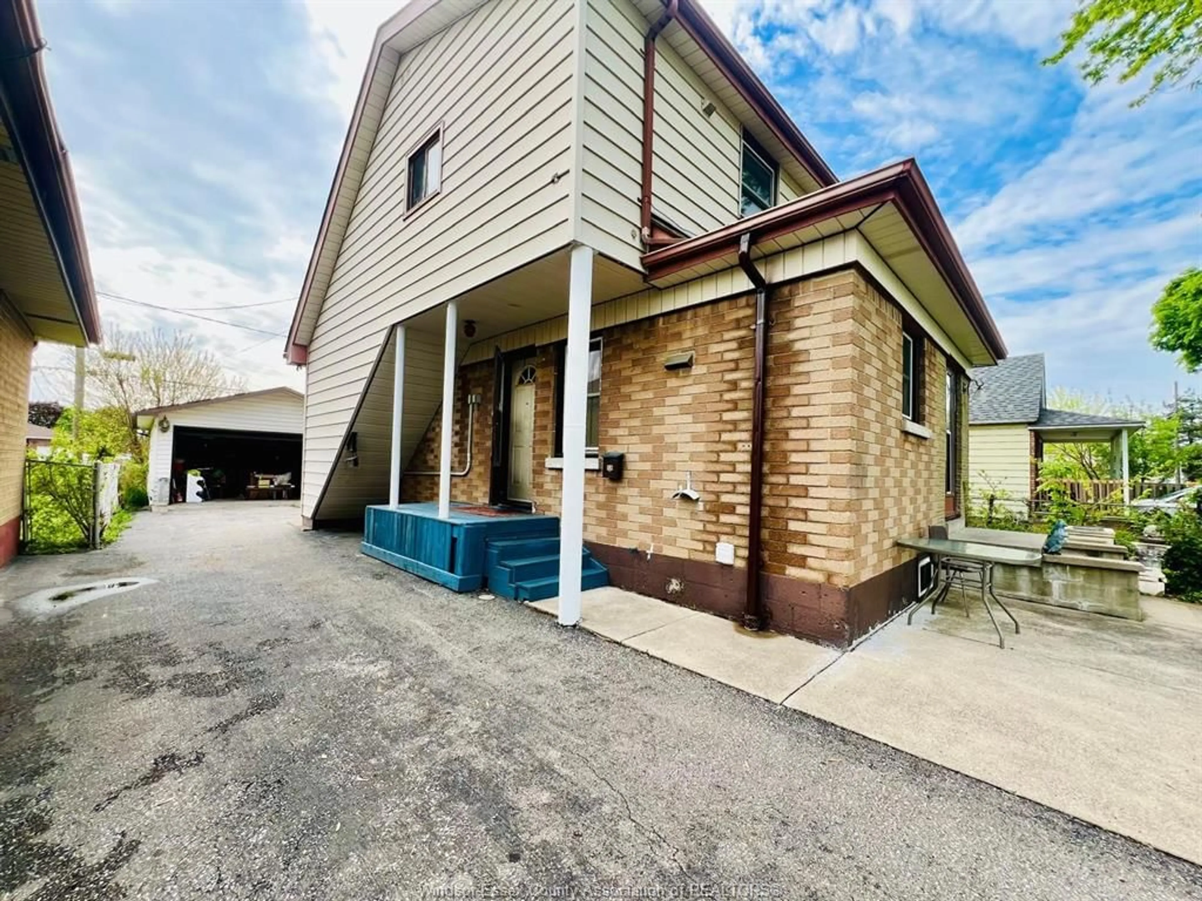 A pic from outside/outdoor area/front of a property/back of a property/a pic from drone, building for 1465 CALIFORNIA Ave, Windsor Ontario N9B 3A2