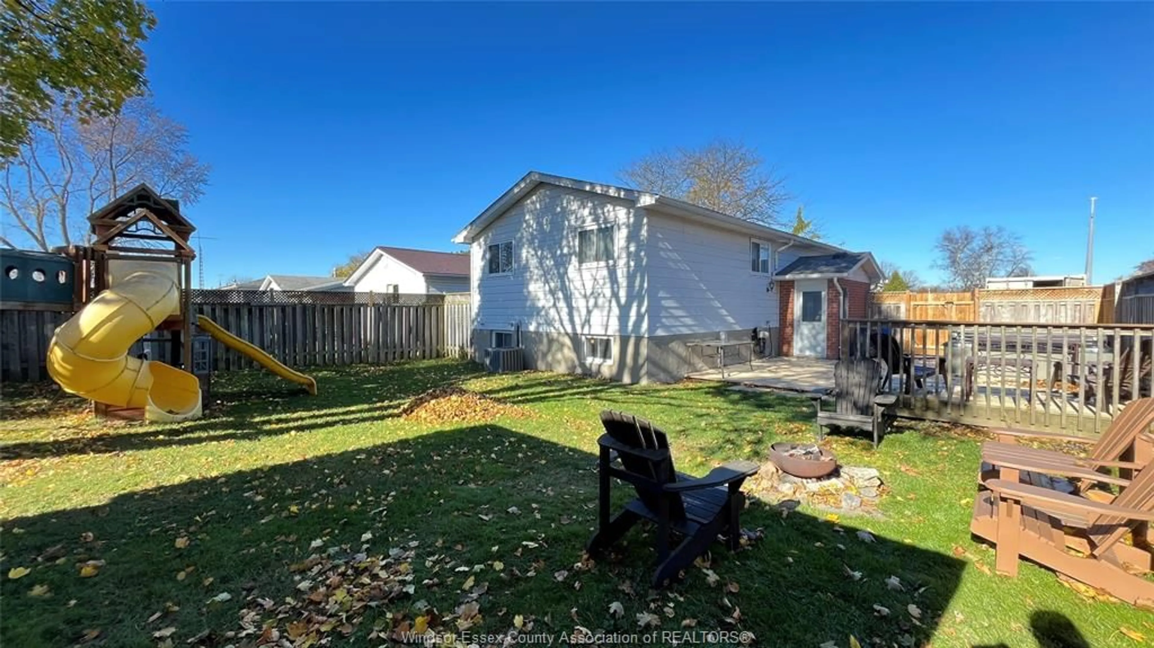 A pic from outside/outdoor area/front of a property/back of a property/a pic from drone, street for 874 Hilda, Wallaceburg Ontario N8A 4T4