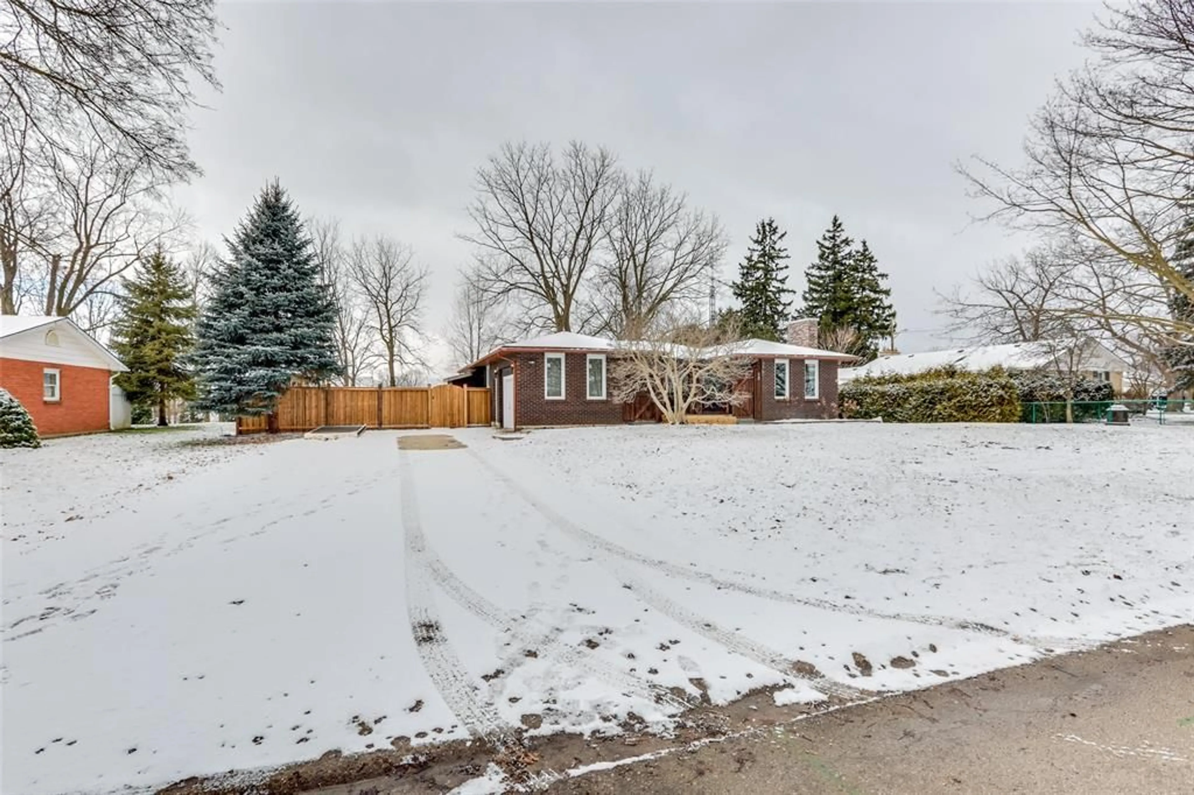 A pic from outside/outdoor area/front of a property/back of a property/a pic from drone, street for 12 SUNSET Ave, Warwick-Watford Ontario N0M1S0