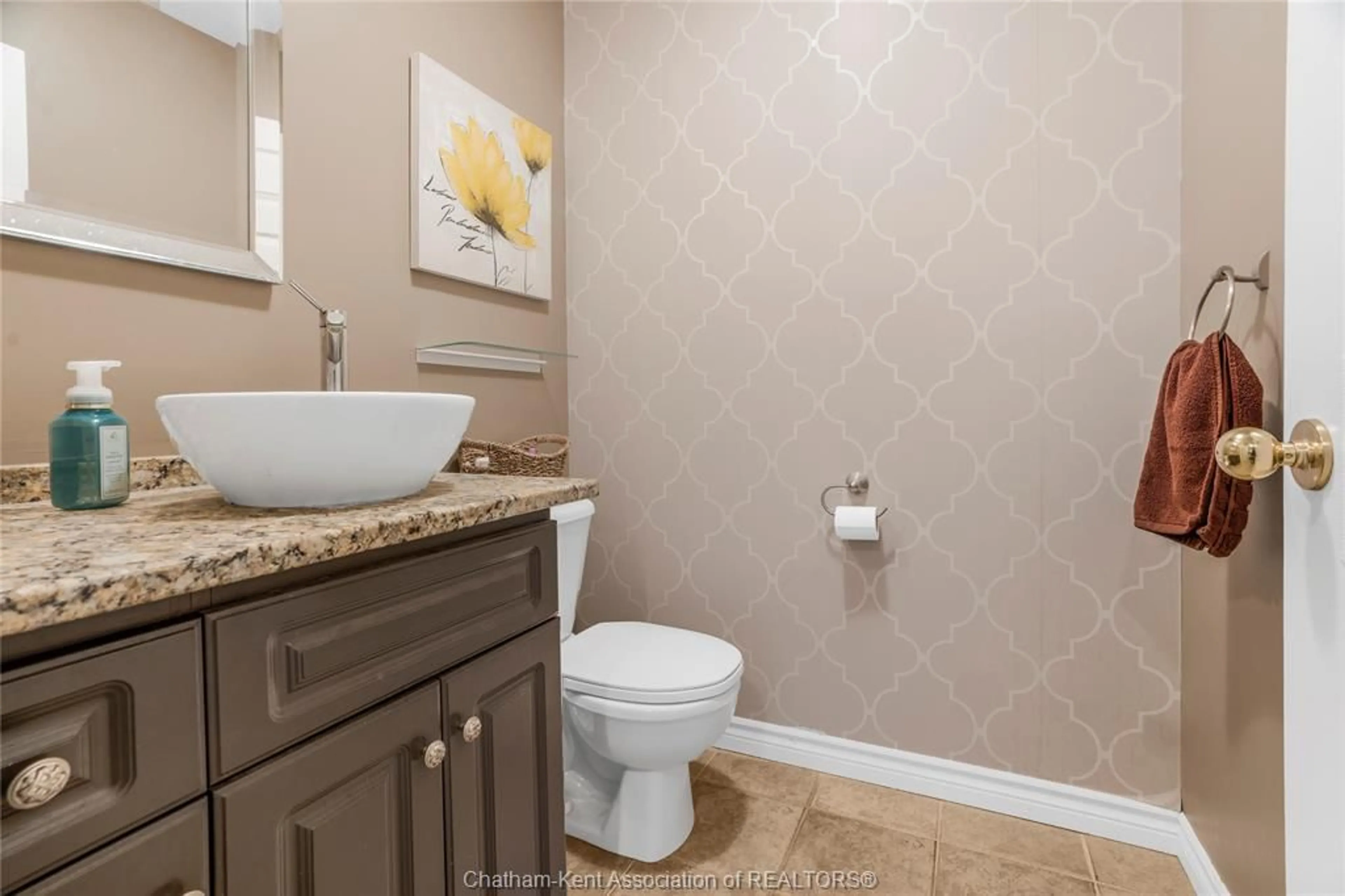 Standard bathroom, ceramic/tile floor for 20 Shawnee Trail, Chatham Ontario N7M6J7