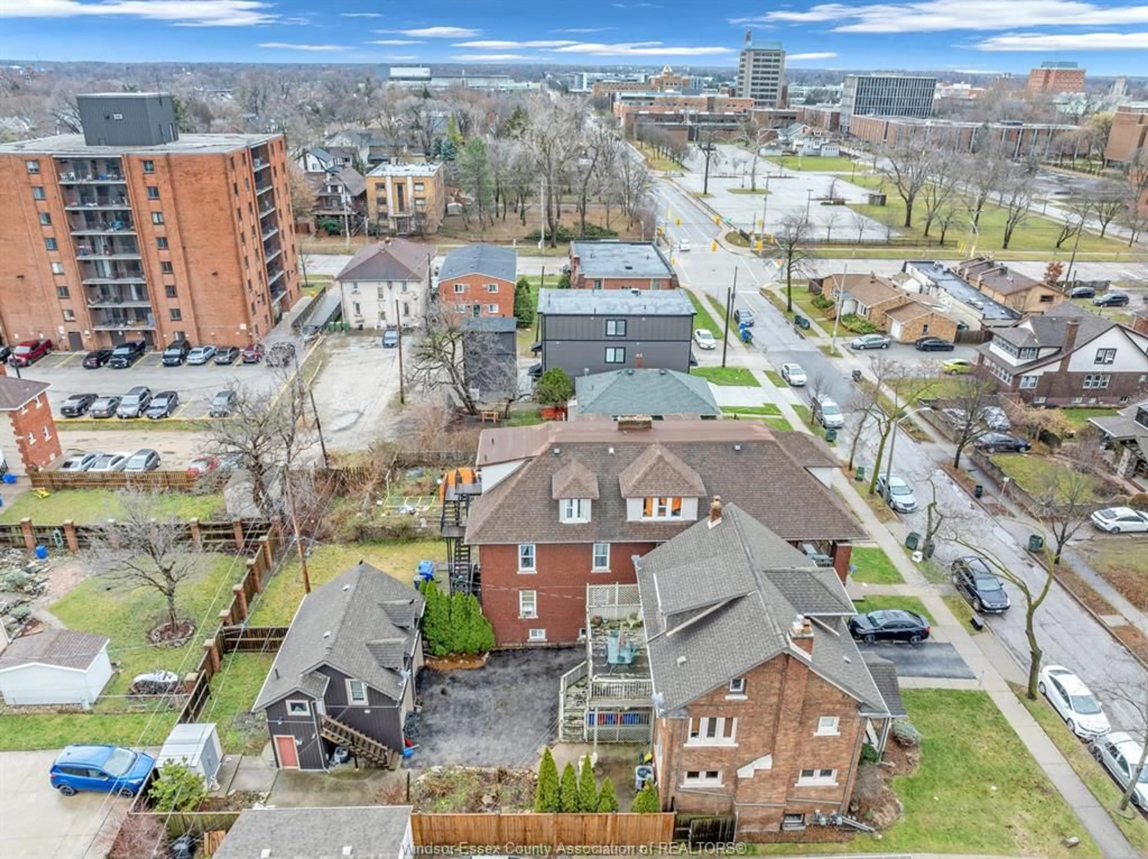 A pic from outside/outdoor area/front of a property/back of a property/a pic from drone, city buildings view from balcony for 210 CALIFORNIA, Windsor Ontario N9B 2Y5