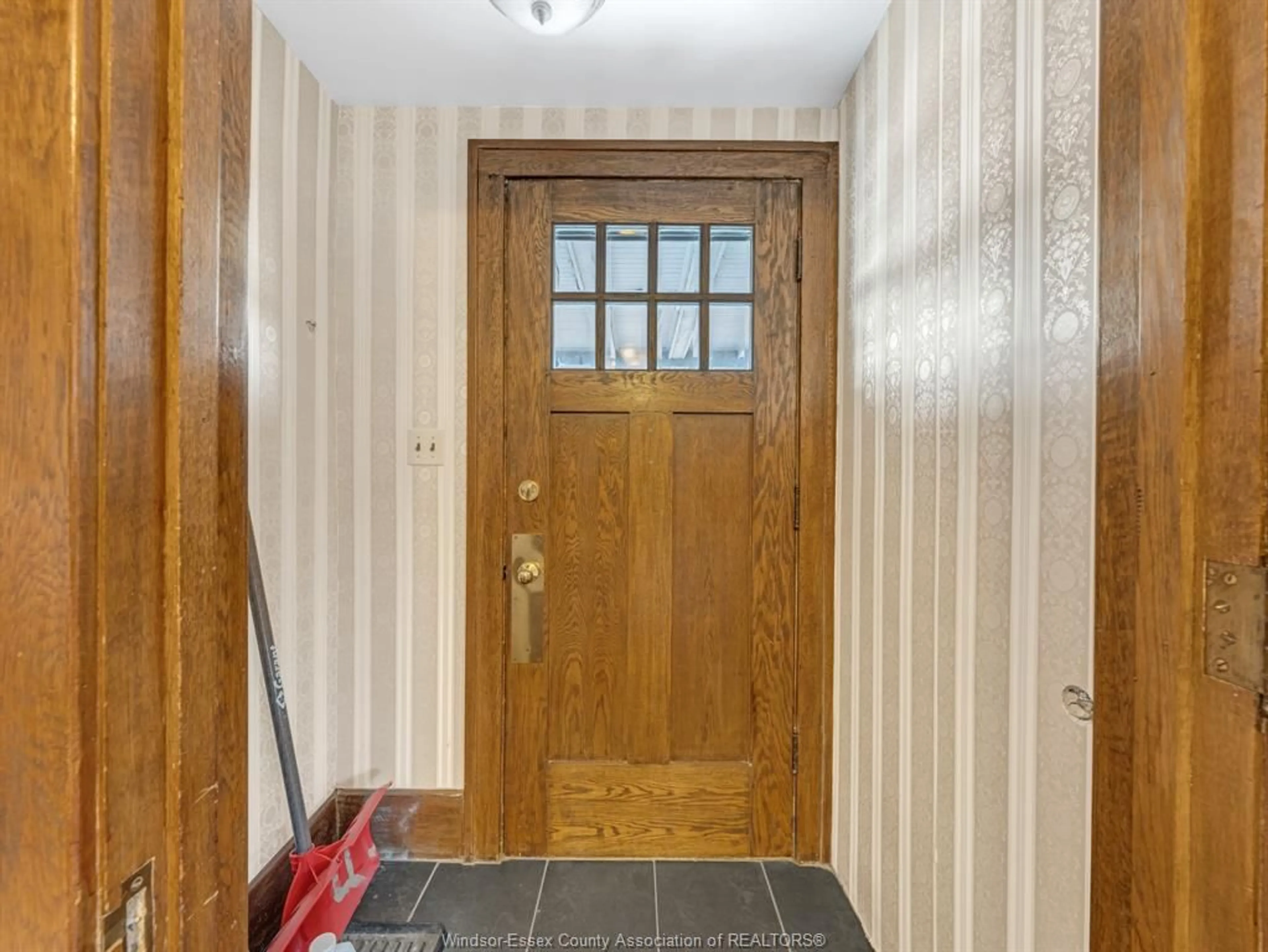 Indoor entryway for 210 CALIFORNIA, Windsor Ontario N9B 2Y5