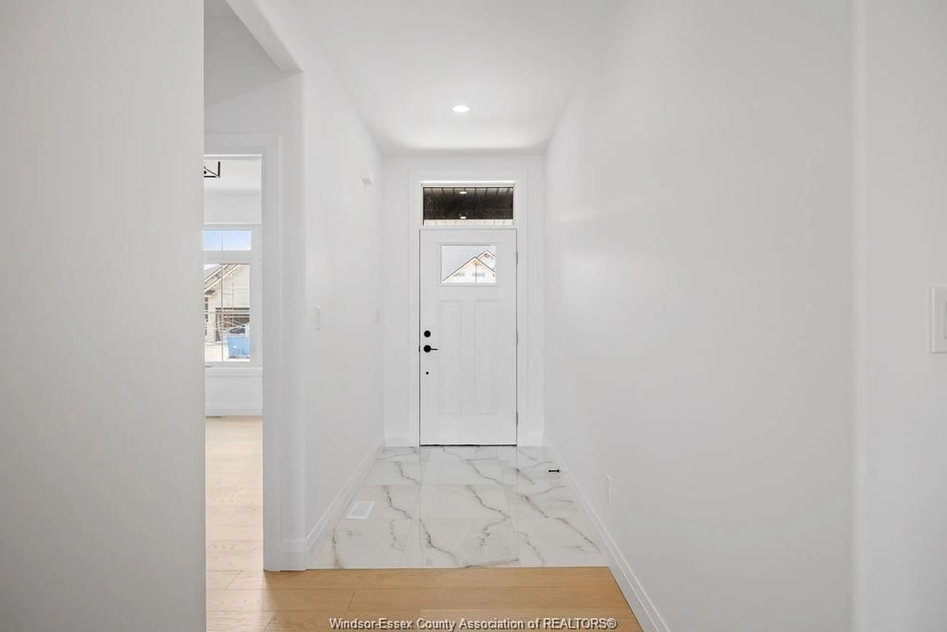 Indoor entryway for 2587 BARKLEY, Windsor Ontario N8P 0E9