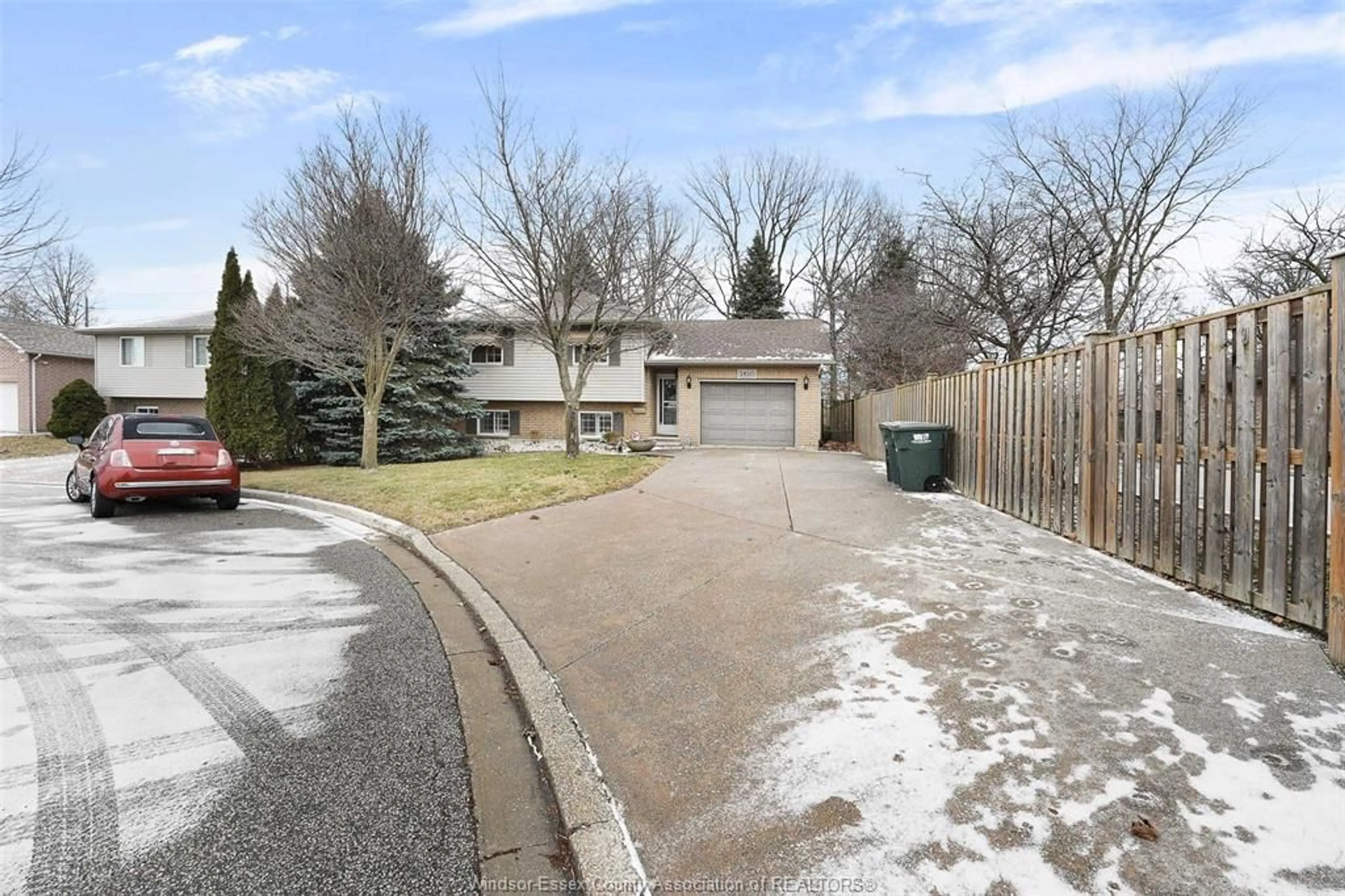 A pic from outside/outdoor area/front of a property/back of a property/a pic from drone, street for 2820 ROBILLARD, Windsor Ontario N8W 5M3