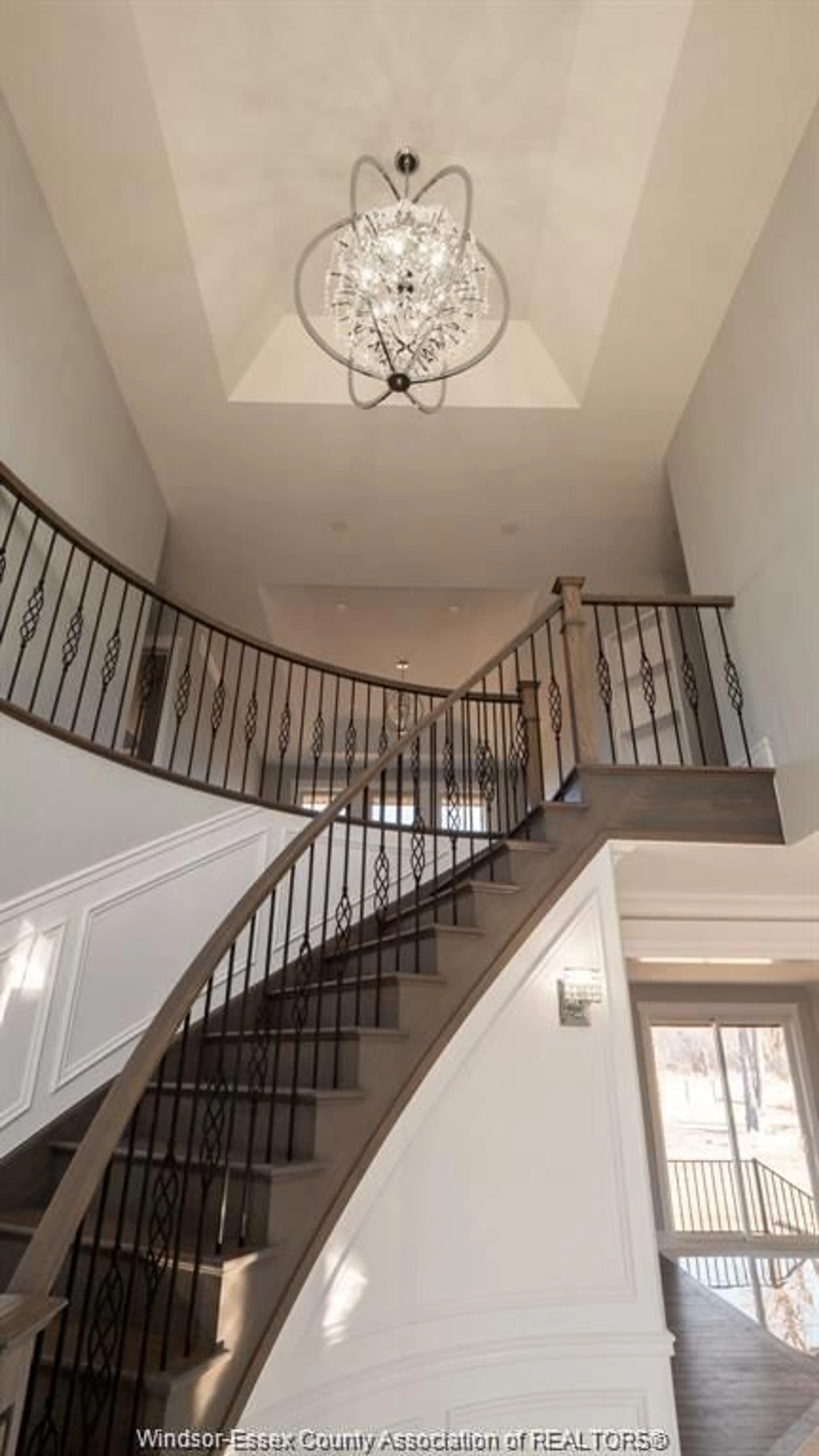 Indoor foyer for 3523 DONATO, LaSalle Ontario N9H 0L5