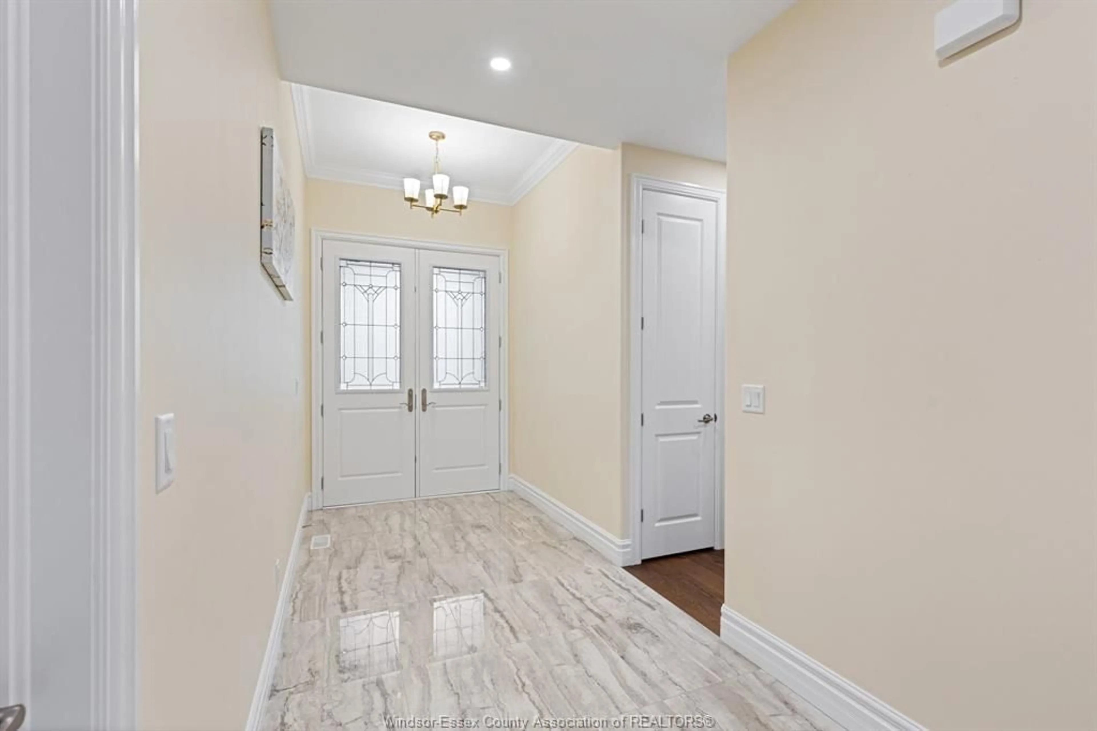 Indoor entryway for 517 VENETO St, Lakeshore Ontario N8L 0K4