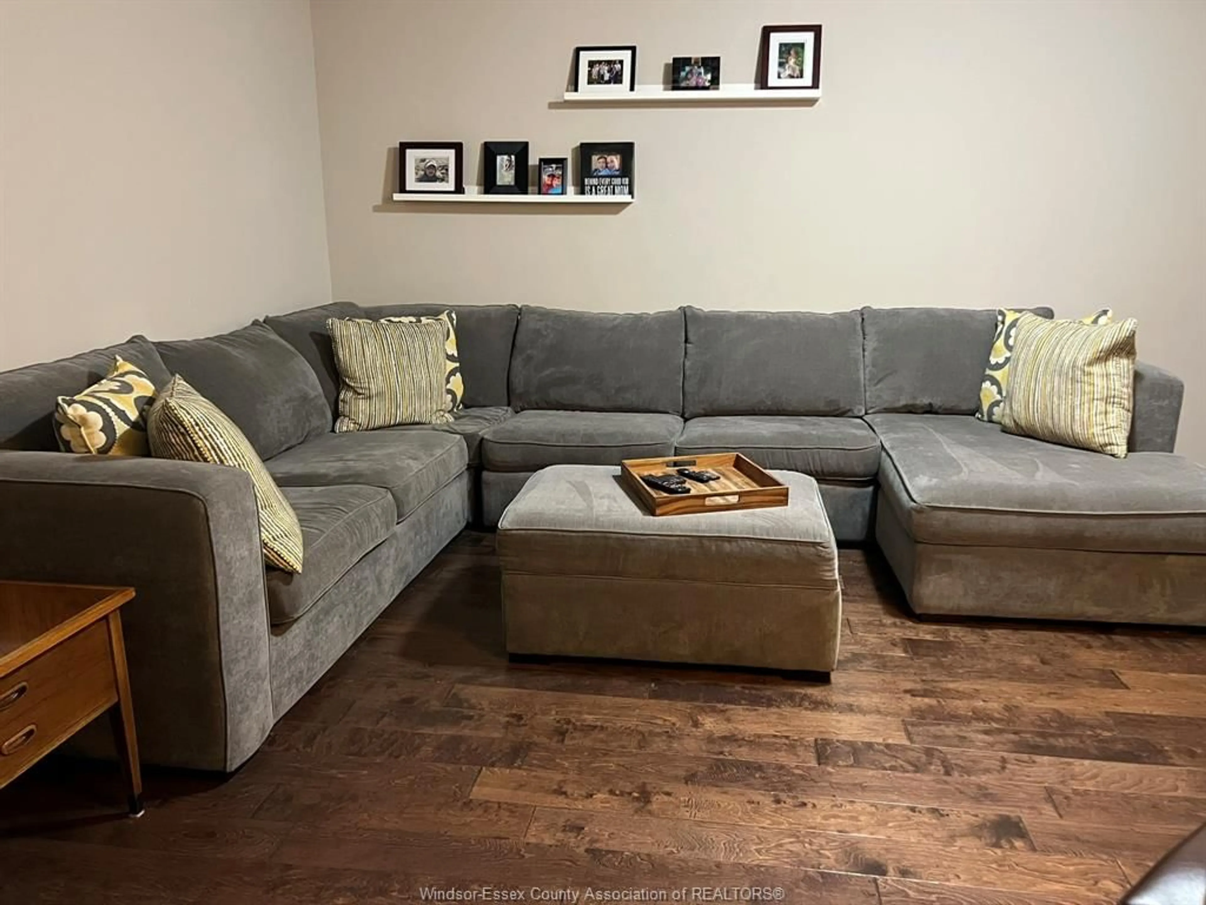 Living room with furniture, wood/laminate floor for 101 BOBLO ISLAND Blvd, Amherstburg Ontario N9V 4C4