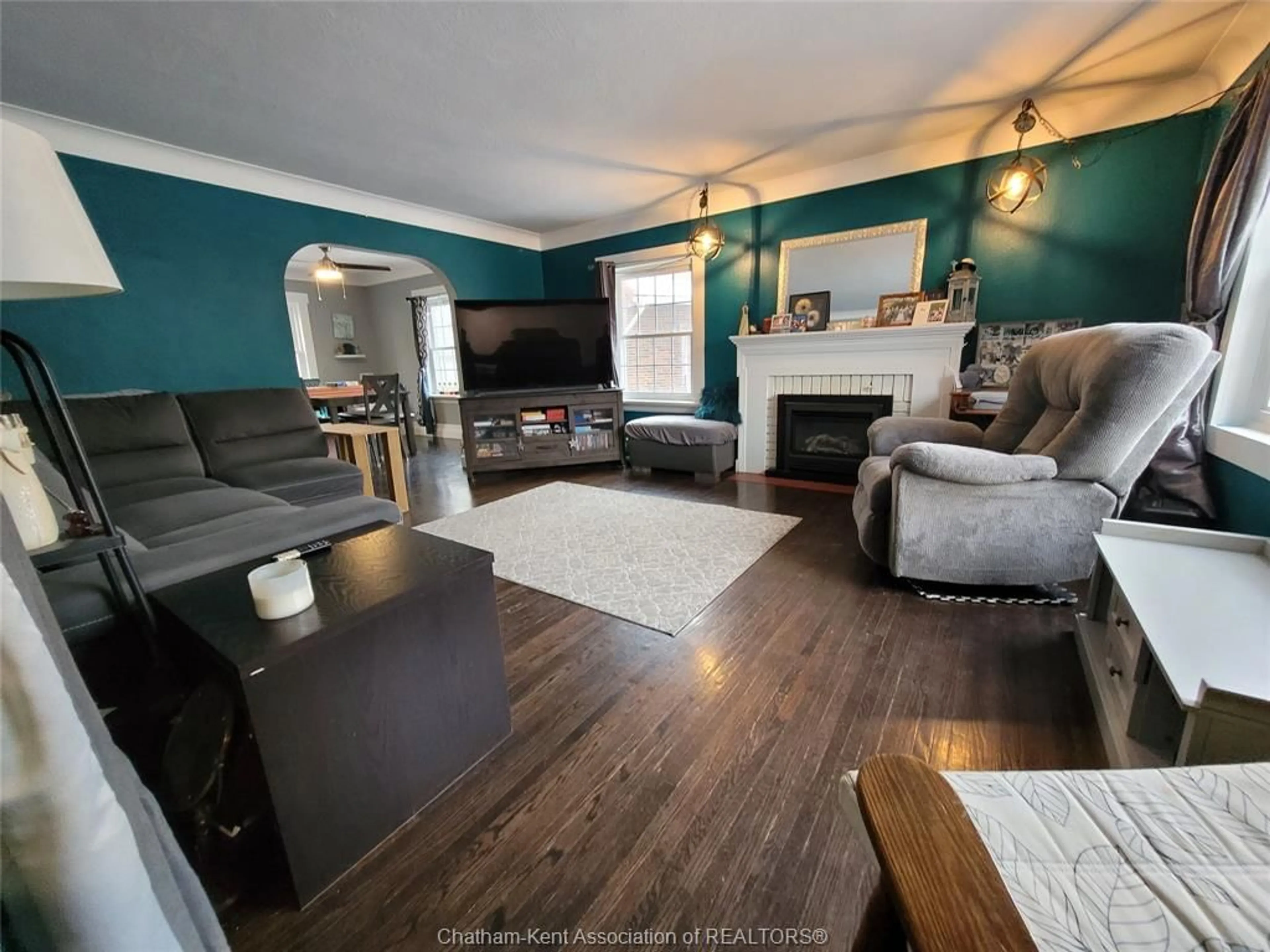 Living room with furniture, wood/laminate floor for 21 SPARKS Dr, Chatham Ontario N7M 4H9