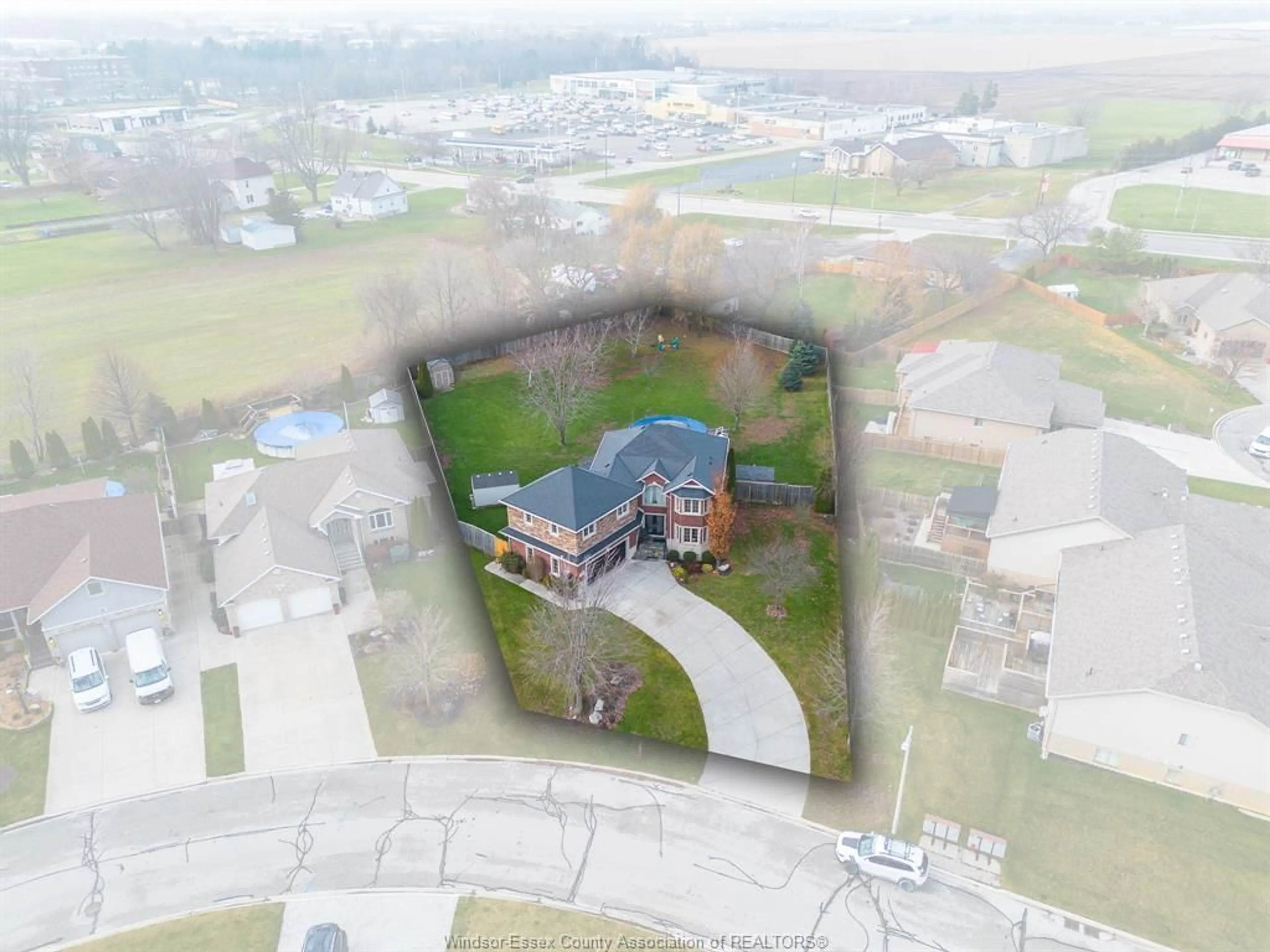 A pic from outside/outdoor area/front of a property/back of a property/a pic from drone, building for 2 GOSLIN Crt, Leamington Ontario N8H 5L4