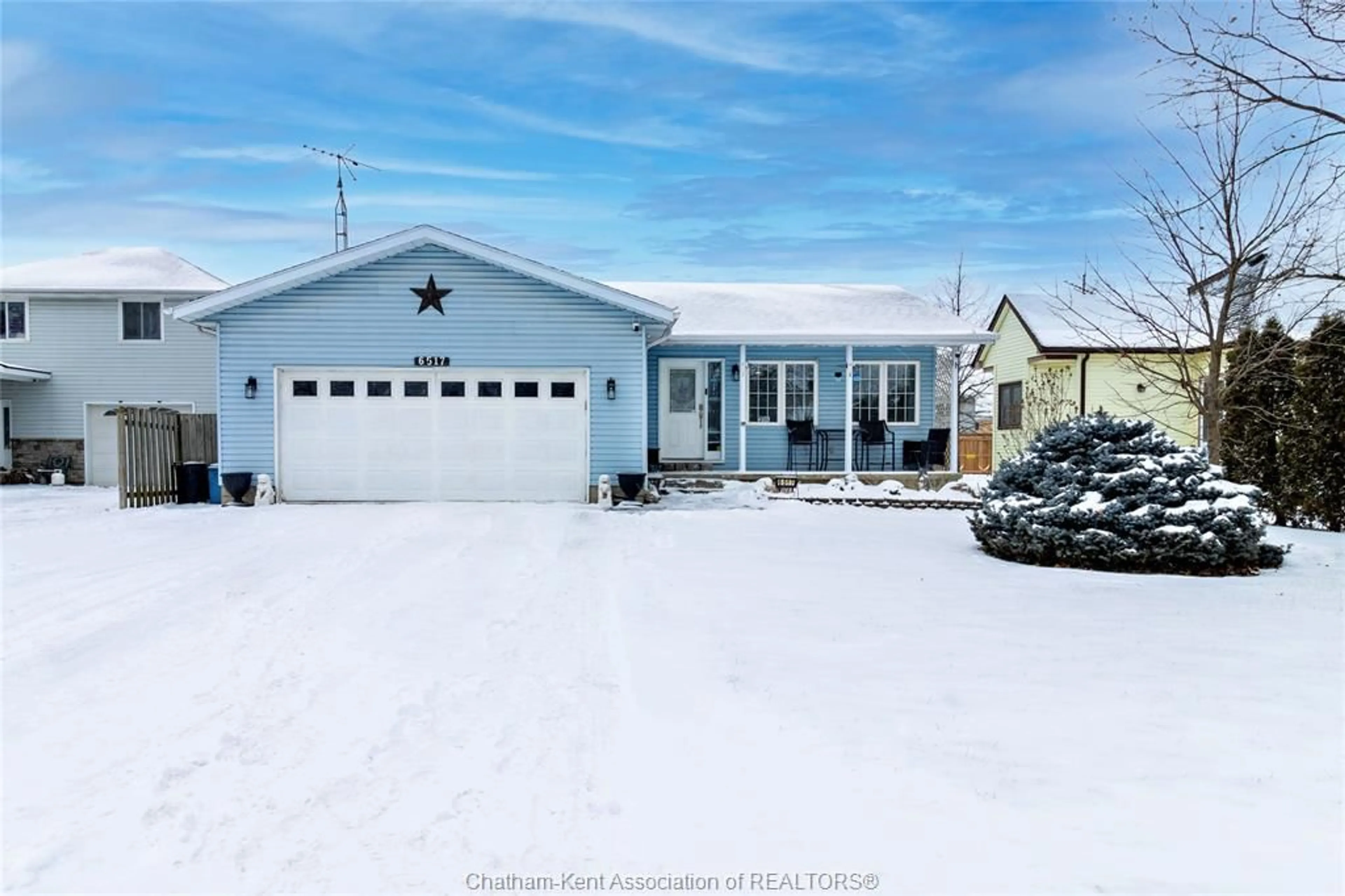 Home with vinyl exterior material, street for 6517 TAYLOR Ave, Comber Ontario N0P 1J0