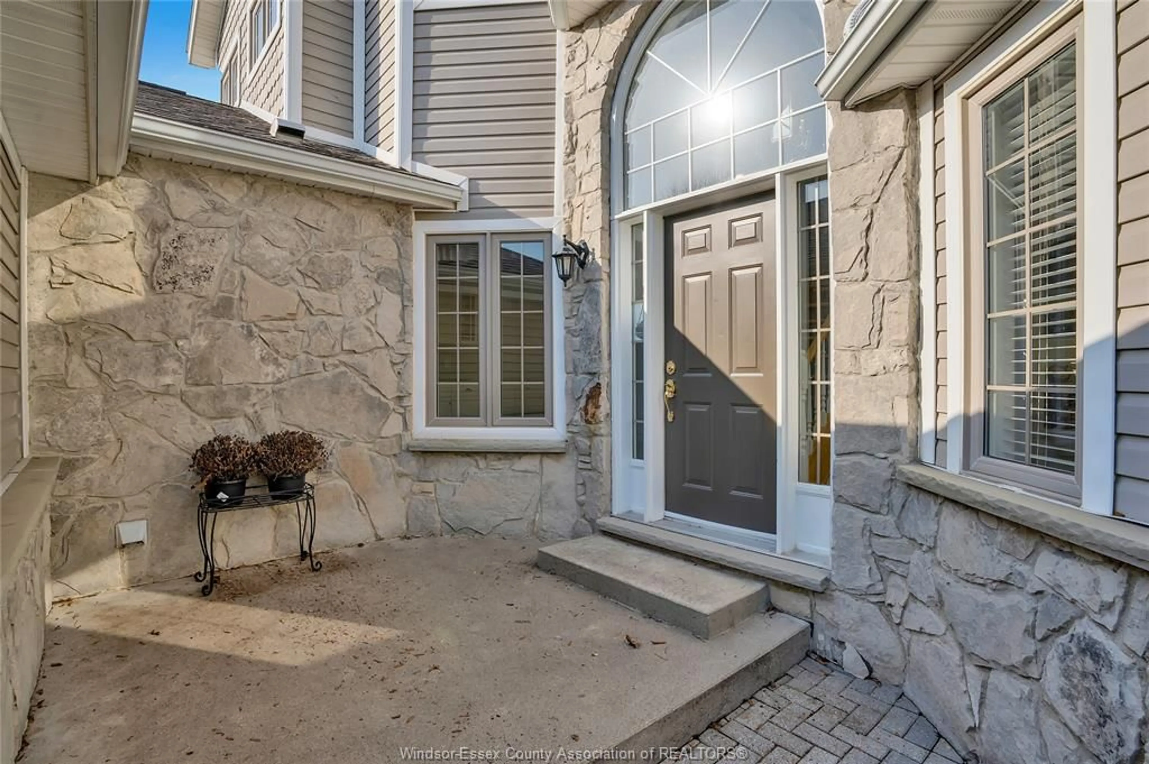 Indoor entryway for 206 CRYSTAL BAY Dr, Amherstburg Ontario N9V 4A6