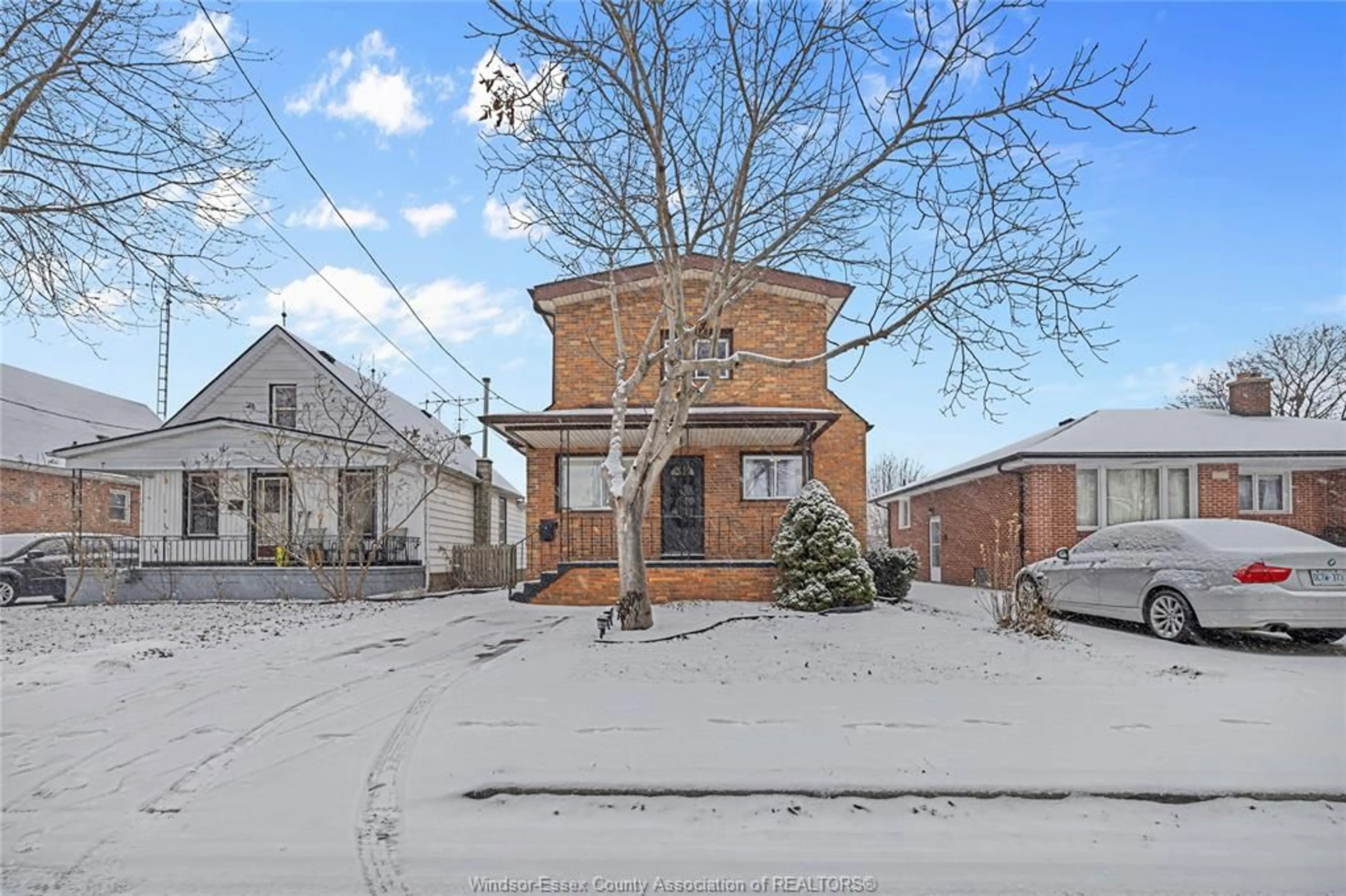 A pic from outside/outdoor area/front of a property/back of a property/a pic from drone, street for 1761 BENJAMIN Ave, Windsor Ontario N8X 4N7