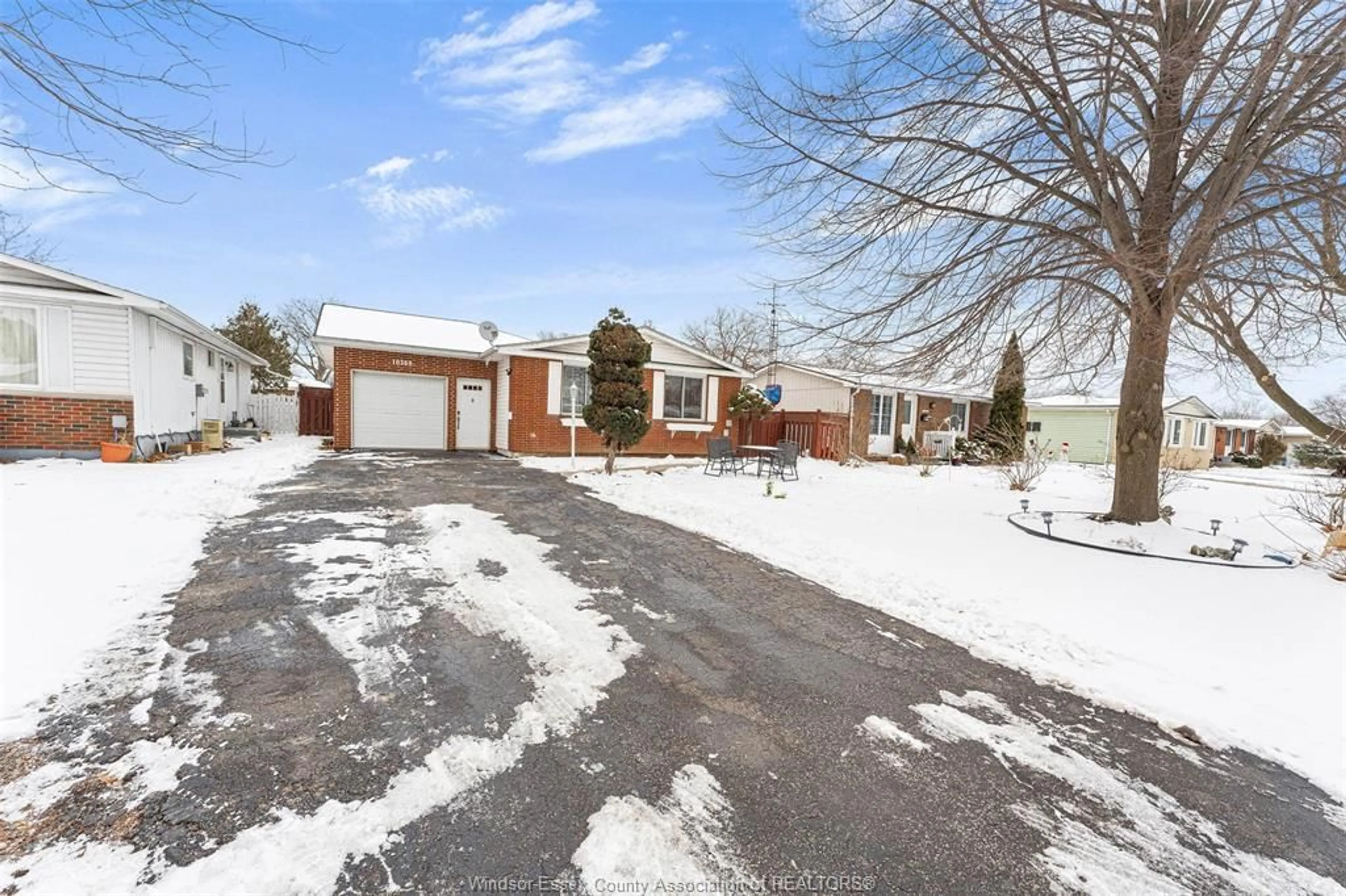 A pic from outside/outdoor area/front of a property/back of a property/a pic from drone, street for 10360 CALEDON Crt, Windsor Ontario N8R 1C6