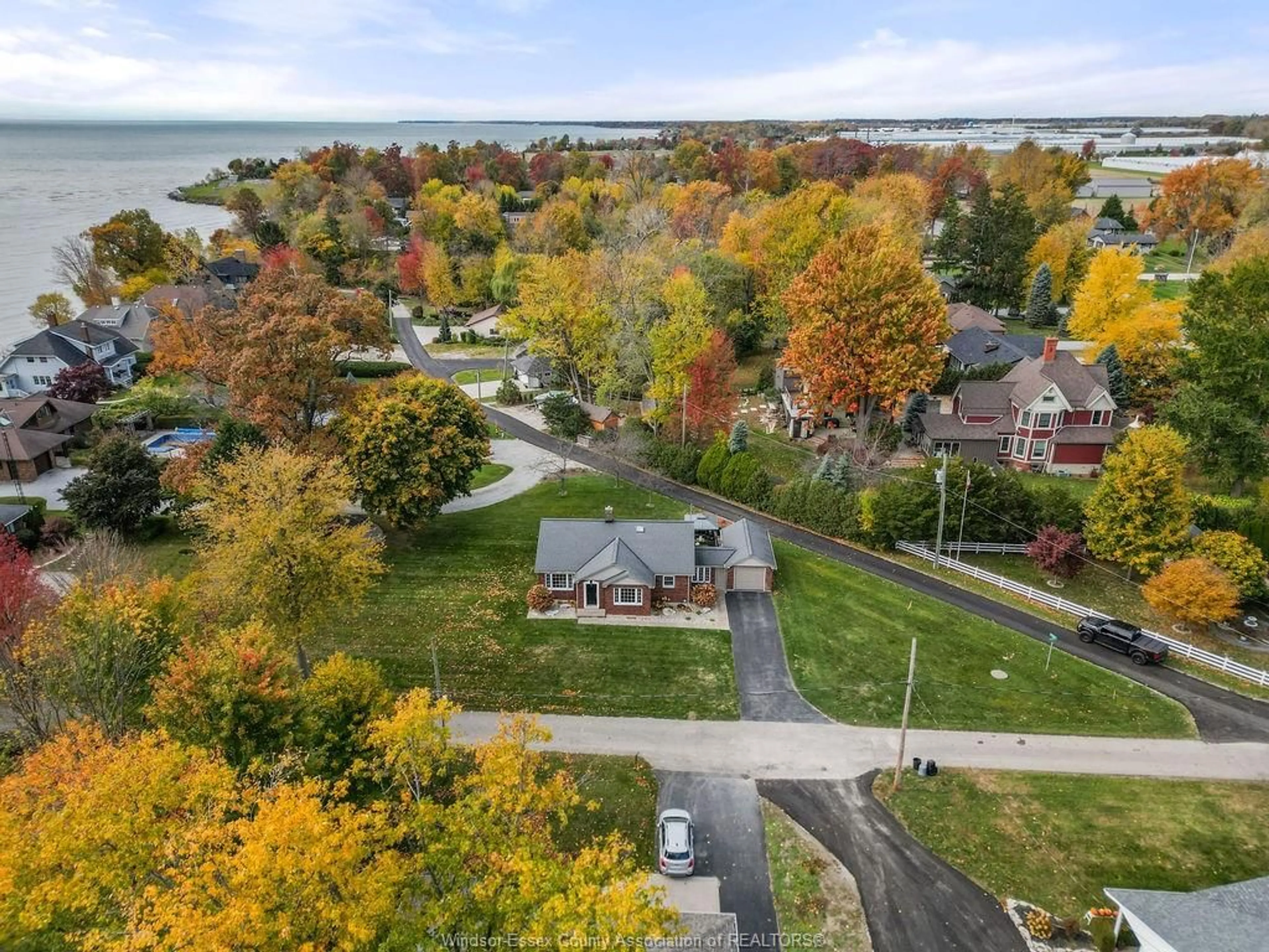 A pic from outside/outdoor area/front of a property/back of a property/a pic from drone, water/lake/river/ocean view for 29 BAYSHORE Dr, Leamington Ontario N8H 4A7