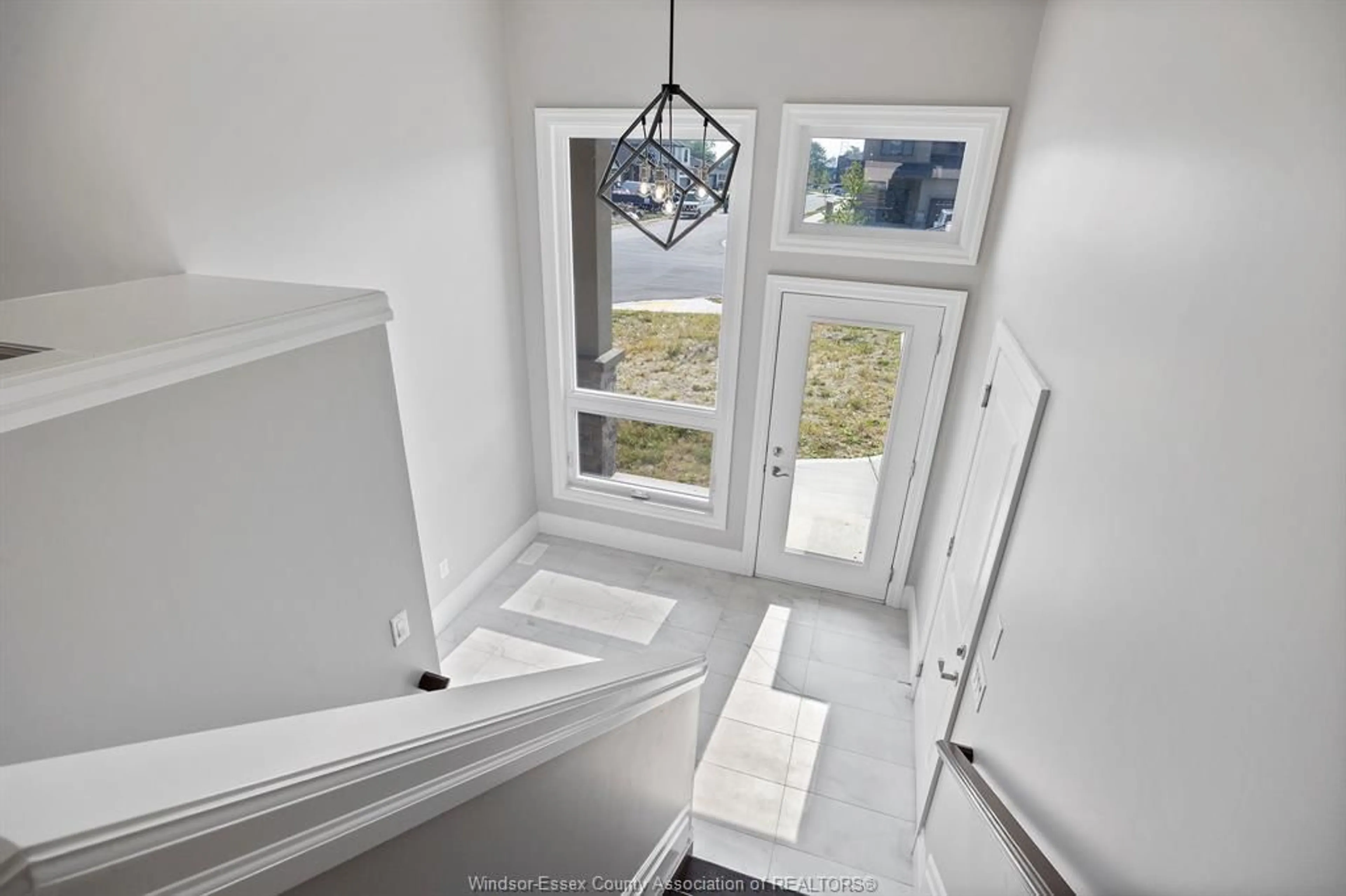 Indoor entryway for 101 PETERS St, Essex Ontario N8M 0B9