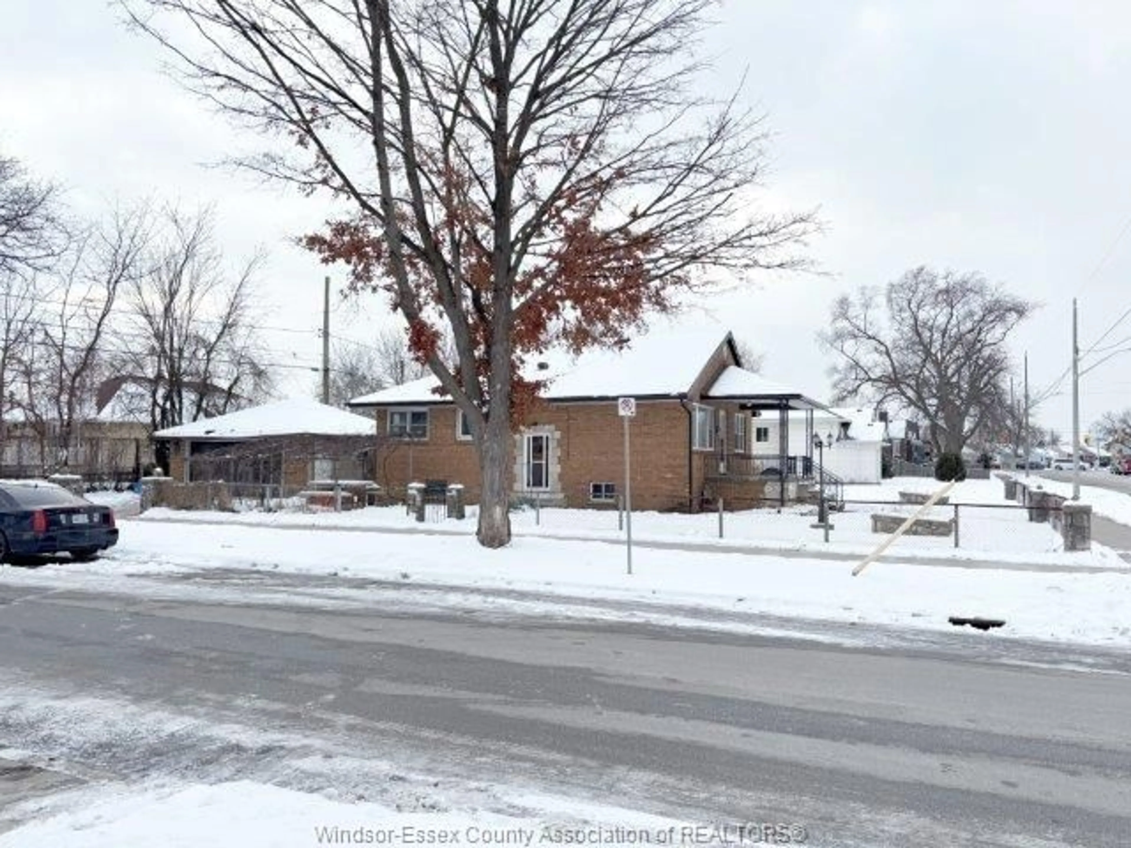 A pic from outside/outdoor area/front of a property/back of a property/a pic from drone, street for 1465 CAMPBELL, Windsor Ontario N9B 2K1