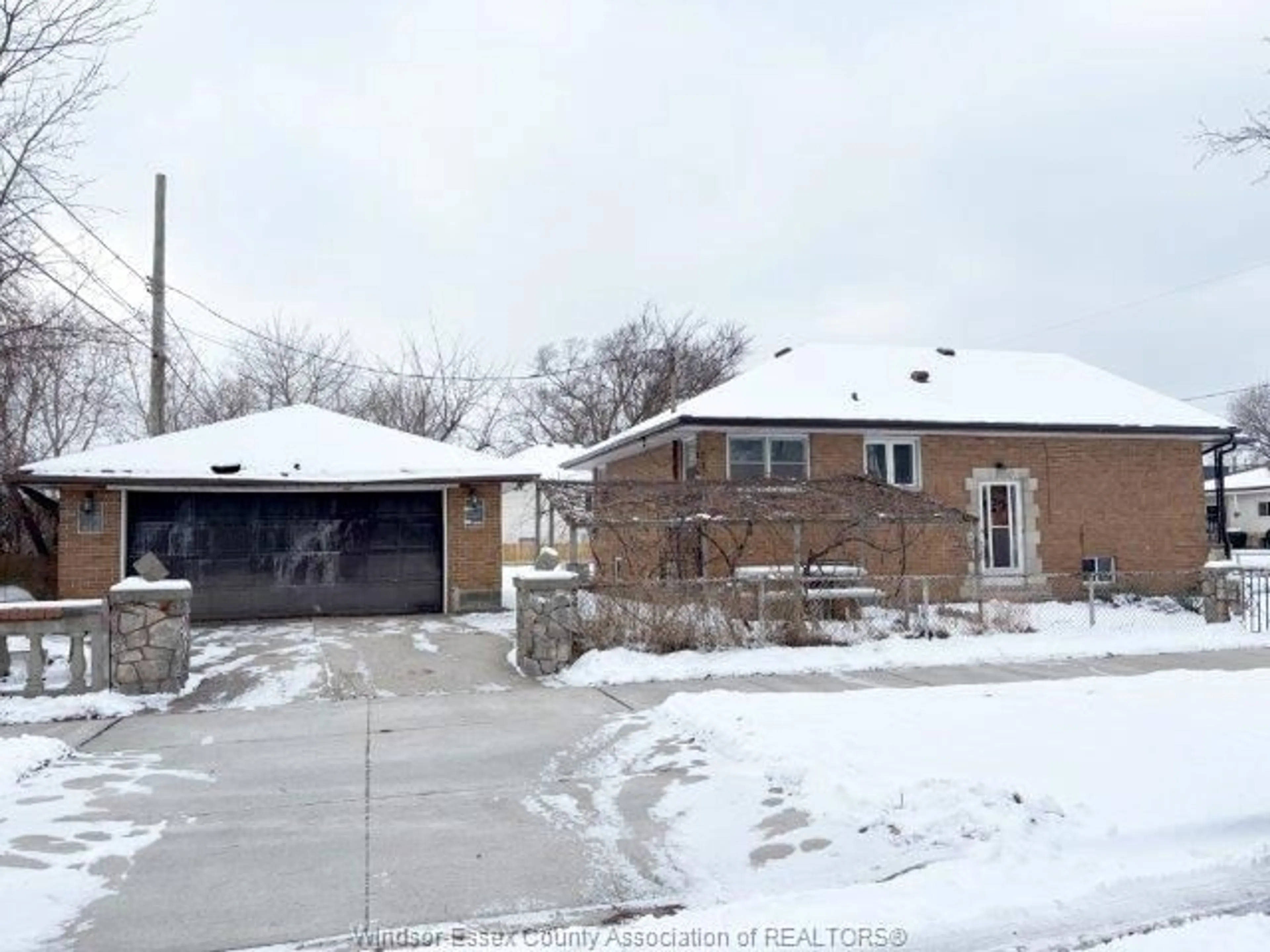 A pic from outside/outdoor area/front of a property/back of a property/a pic from drone, street for 1465 CAMPBELL, Windsor Ontario N9B 2K1