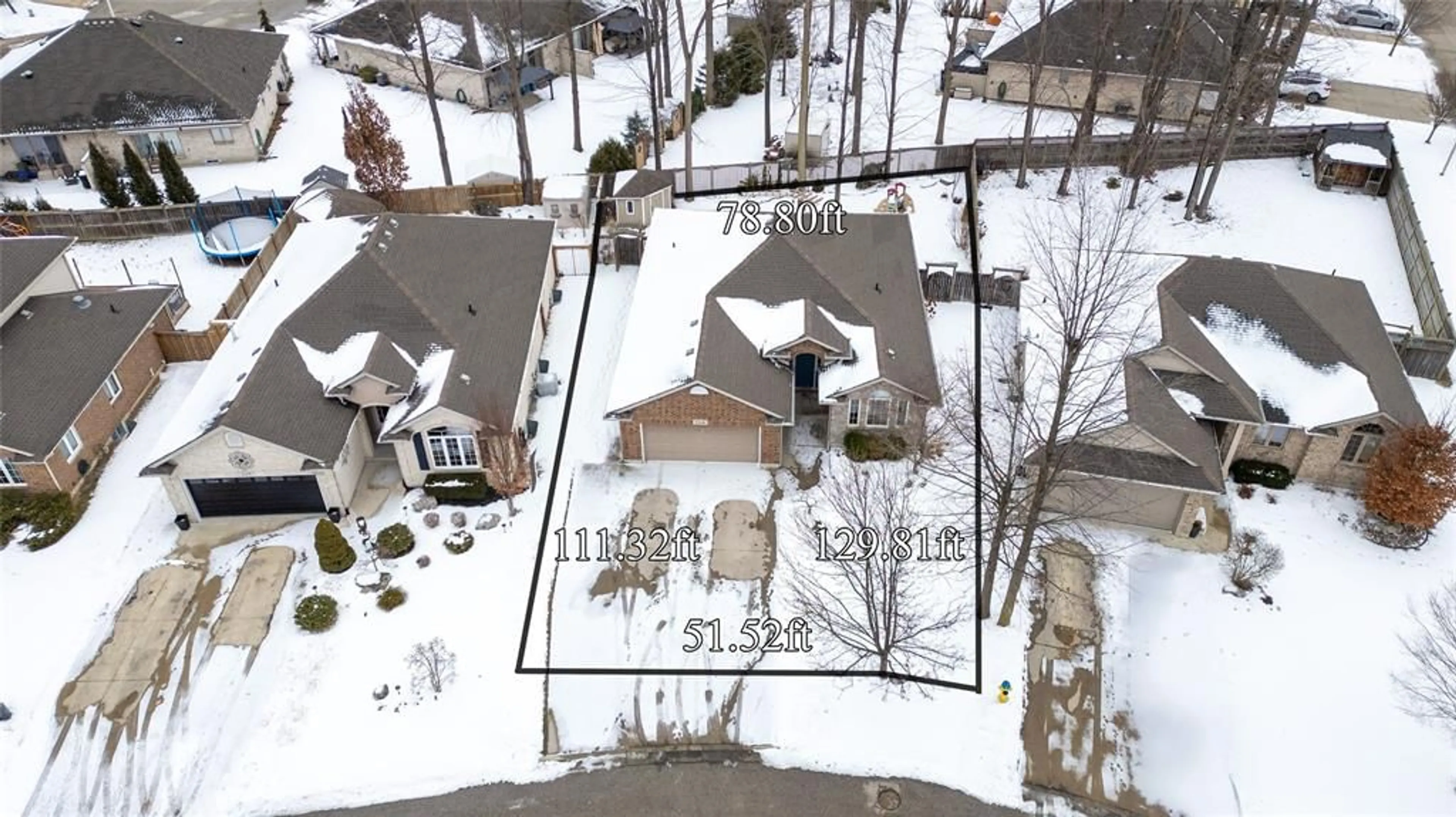 A pic from outside/outdoor area/front of a property/back of a property/a pic from drone, street for 204 GEMSTONE Crt, Sarnia Ontario N7S 6N3