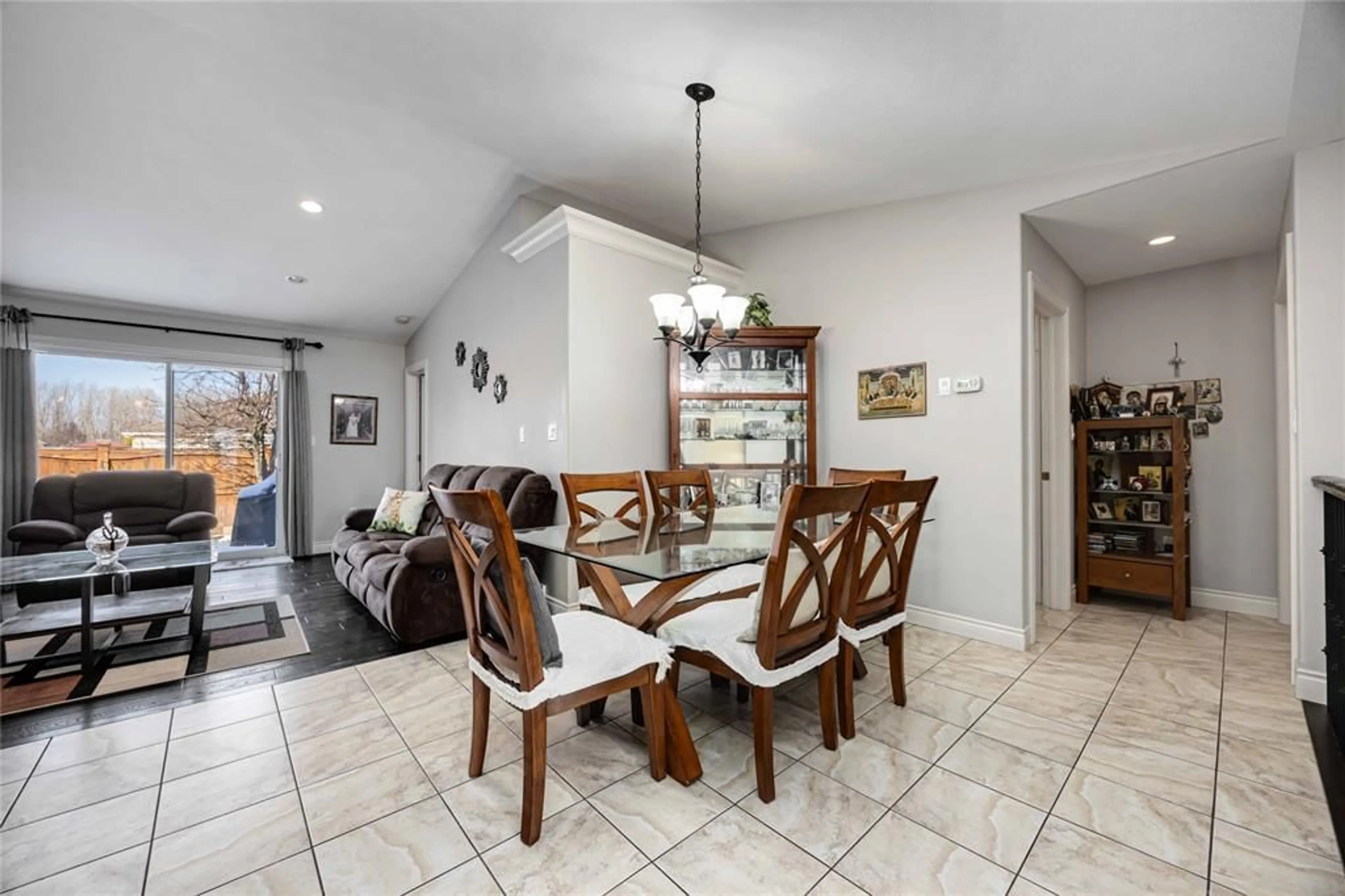 Dining room, ceramic/tile floor for 812 CARRIAGE Way, Sarnia Ontario N7W 0A5