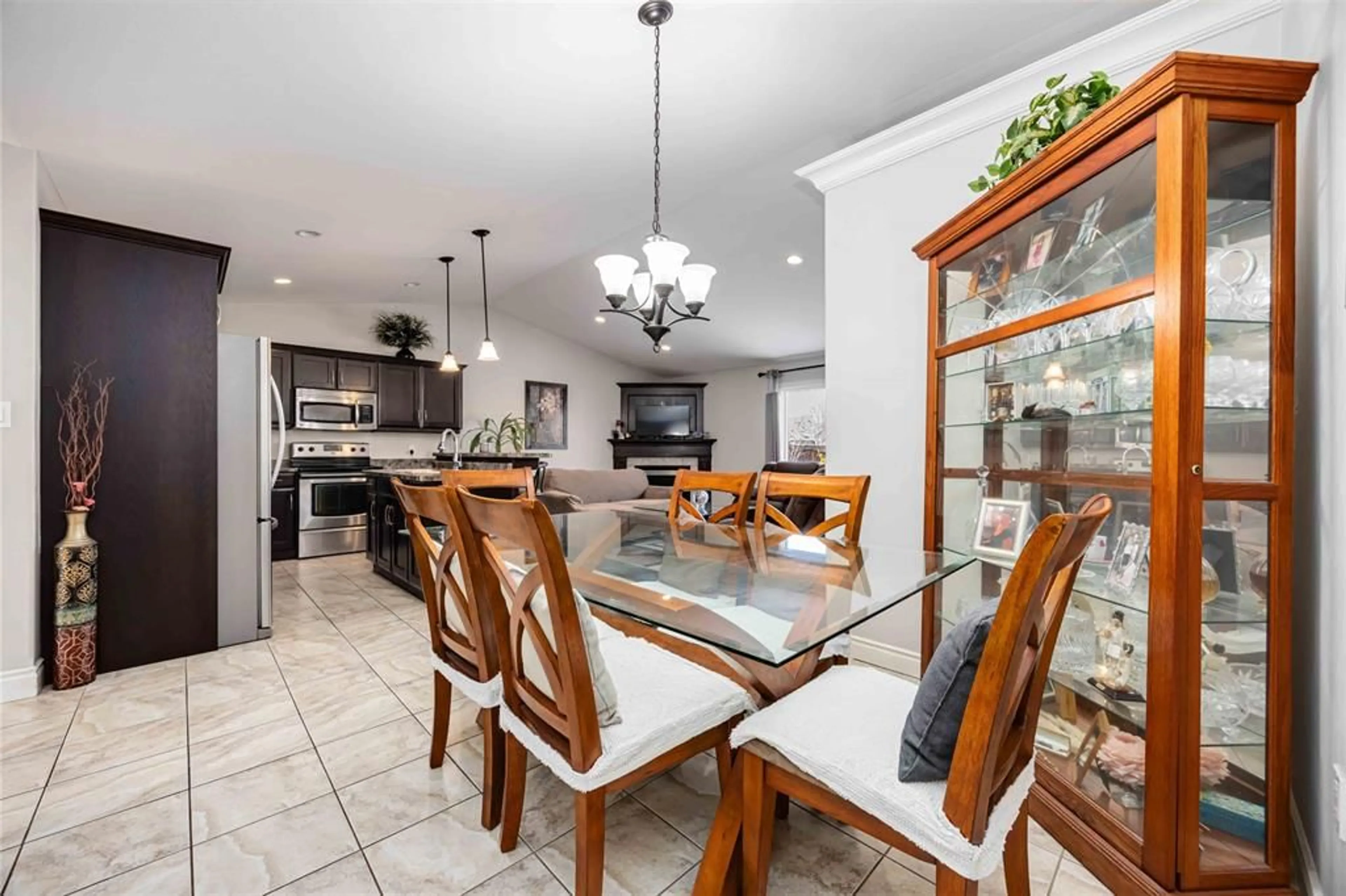 Dining room, ceramic/tile floor for 812 CARRIAGE Way, Sarnia Ontario N7W 0A5