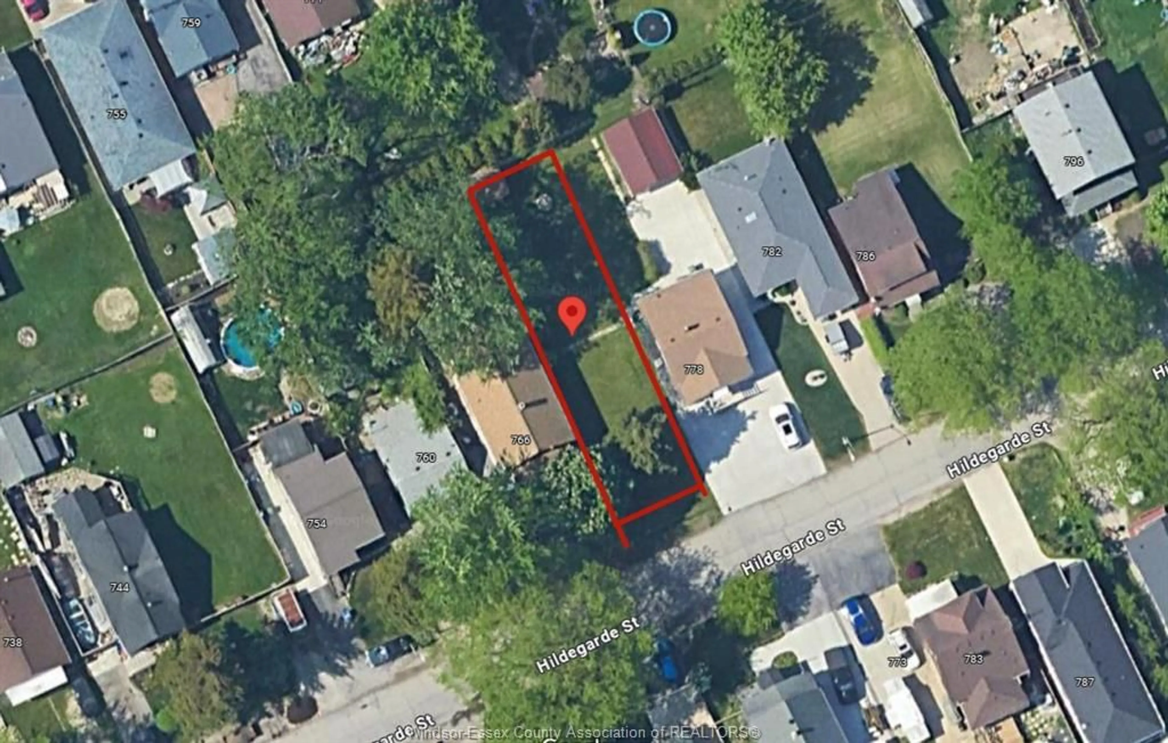 A pic from outside/outdoor area/front of a property/back of a property/a pic from drone, street for 772 HILDEGARDE St, Windsor Ontario N8X 2Z8