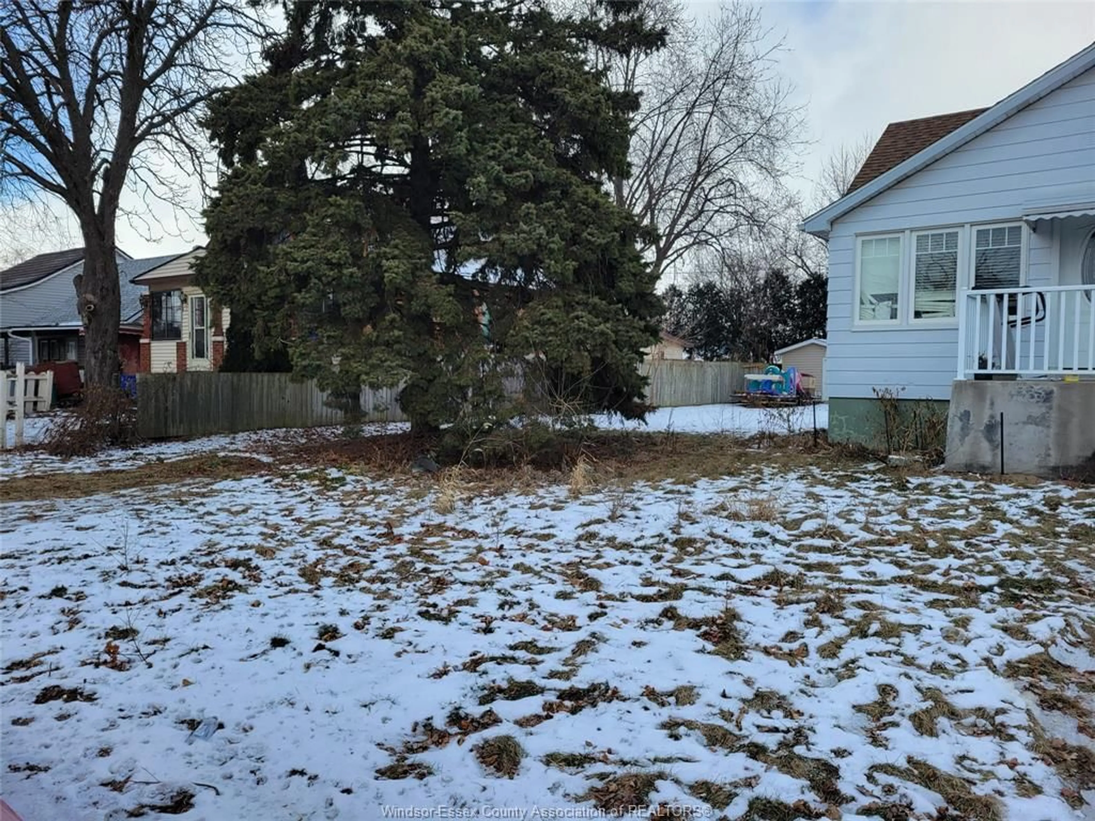 A pic from outside/outdoor area/front of a property/back of a property/a pic from drone, street for 772 HILDEGARDE St, Windsor Ontario N8X 2Z8