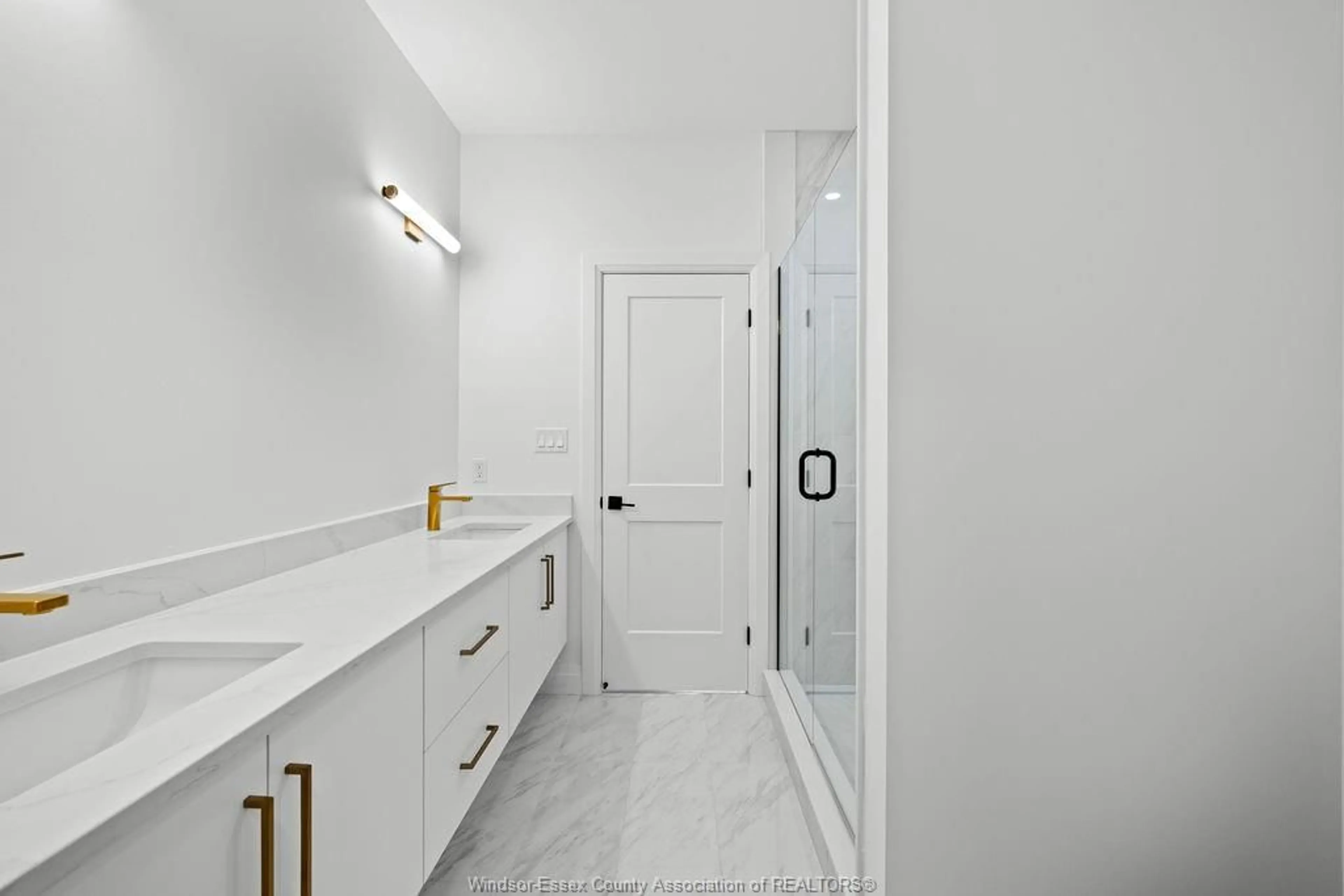 Contemporary bathroom, ceramic/tile floor for 8036 MEO Blvd, LaSalle Ontario N9H 1H3