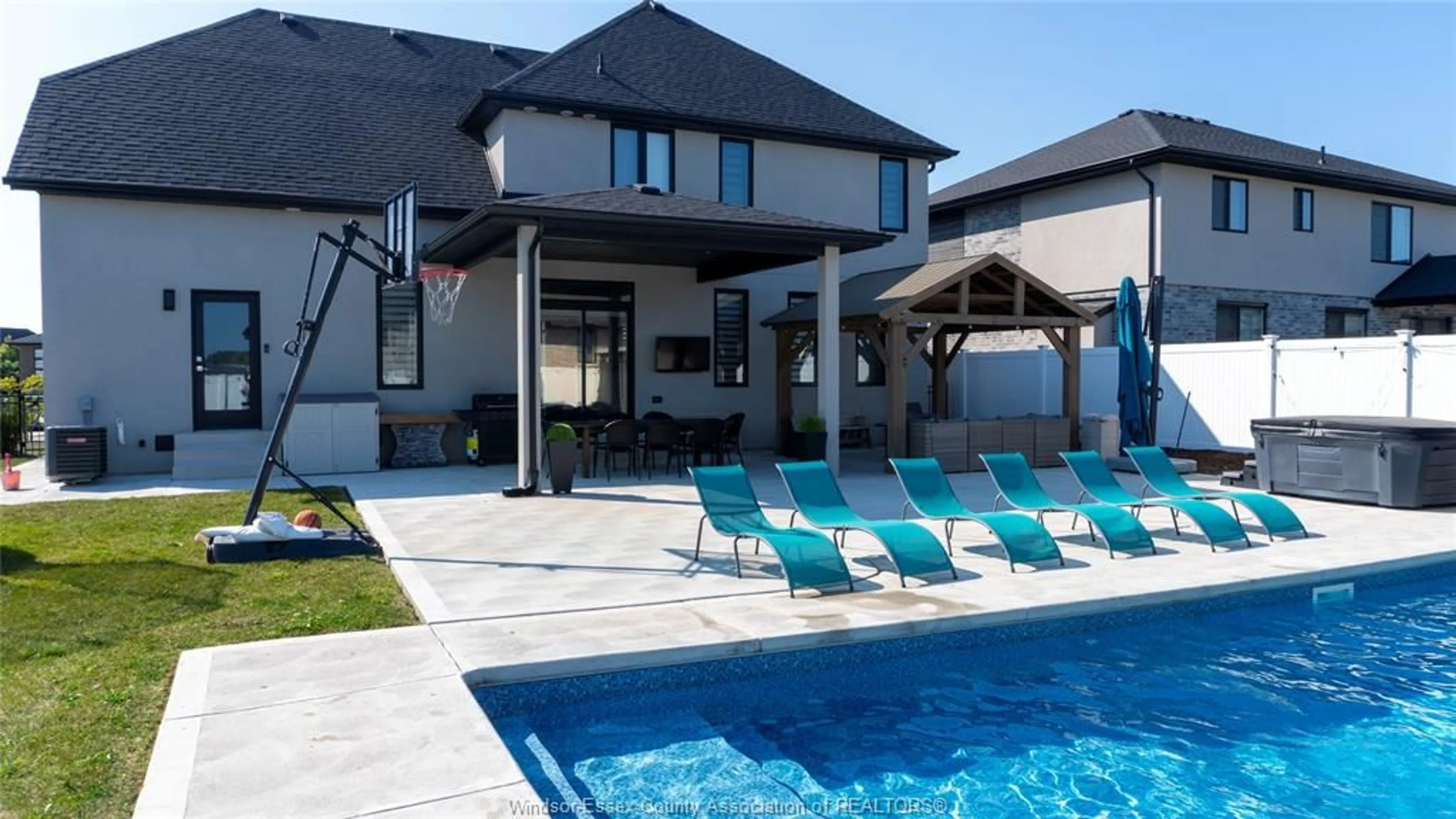 Pool for 1866 QUEENS VALLEY Dr, Kingsville Ontario N9Y0G5