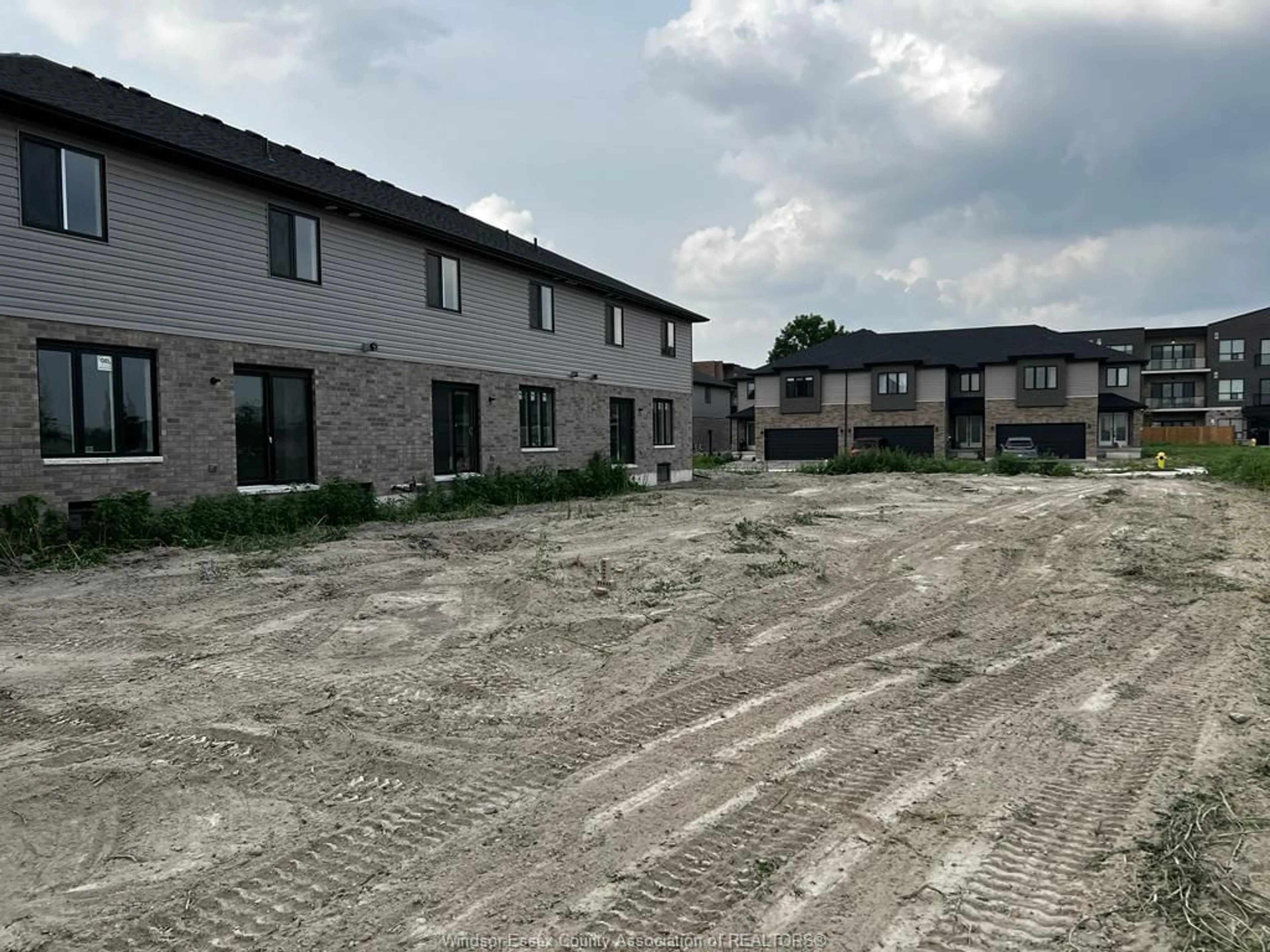 A pic from outside/outdoor area/front of a property/back of a property/a pic from drone, building for 20 BETTY Crt, Chatham Ontario N7M 1C4