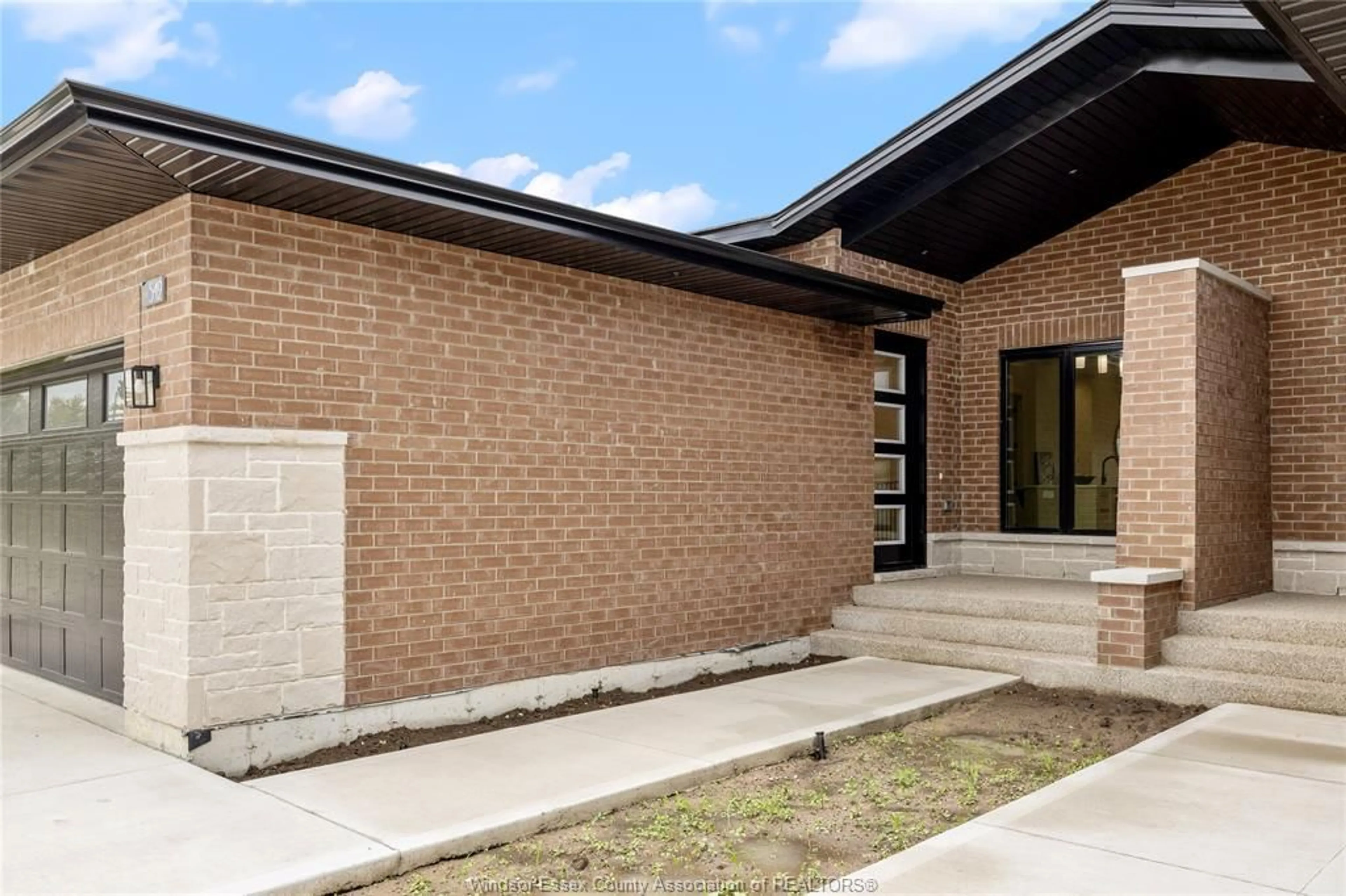 Home with brick exterior material, building for 542 LILY MAC Blvd, Windsor Ontario N6E 3N7