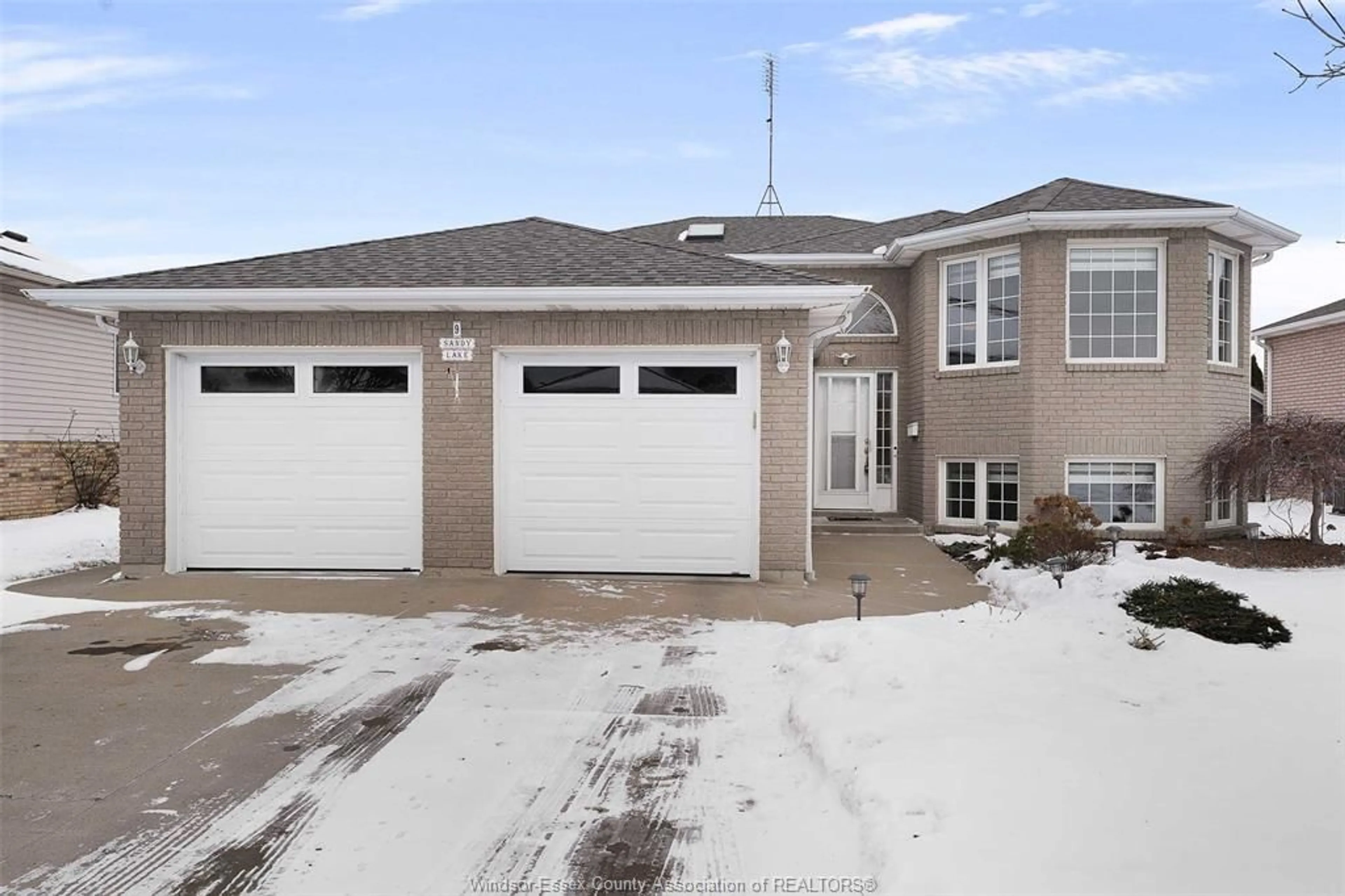 Indoor garage for 9 SANDY LAKE Dr, Leamington Ontario N8H 5J1