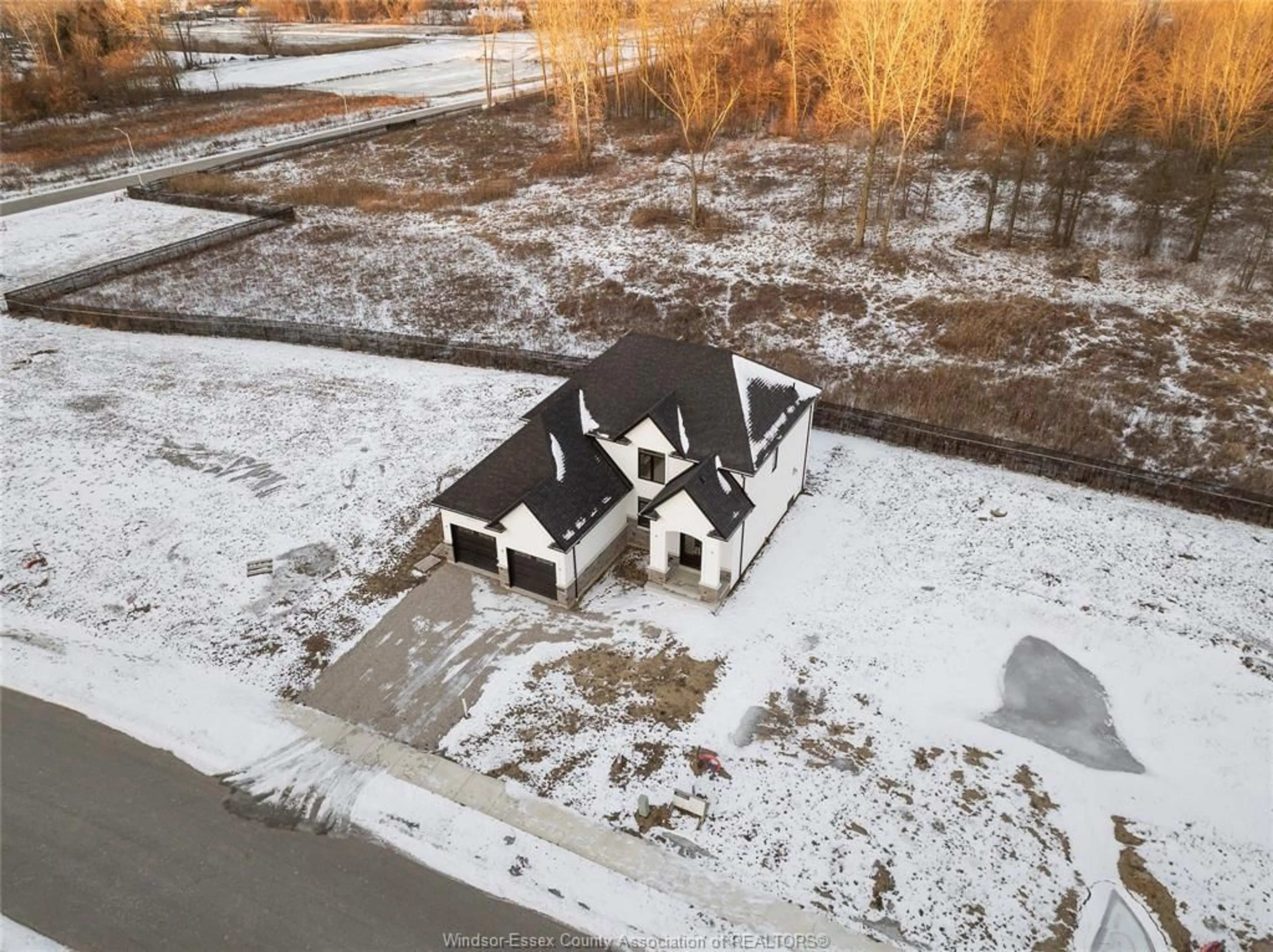 A pic from outside/outdoor area/front of a property/back of a property/a pic from drone, unknown for 2508 MAYFAIR, LaSalle Ontario N9J 0E5