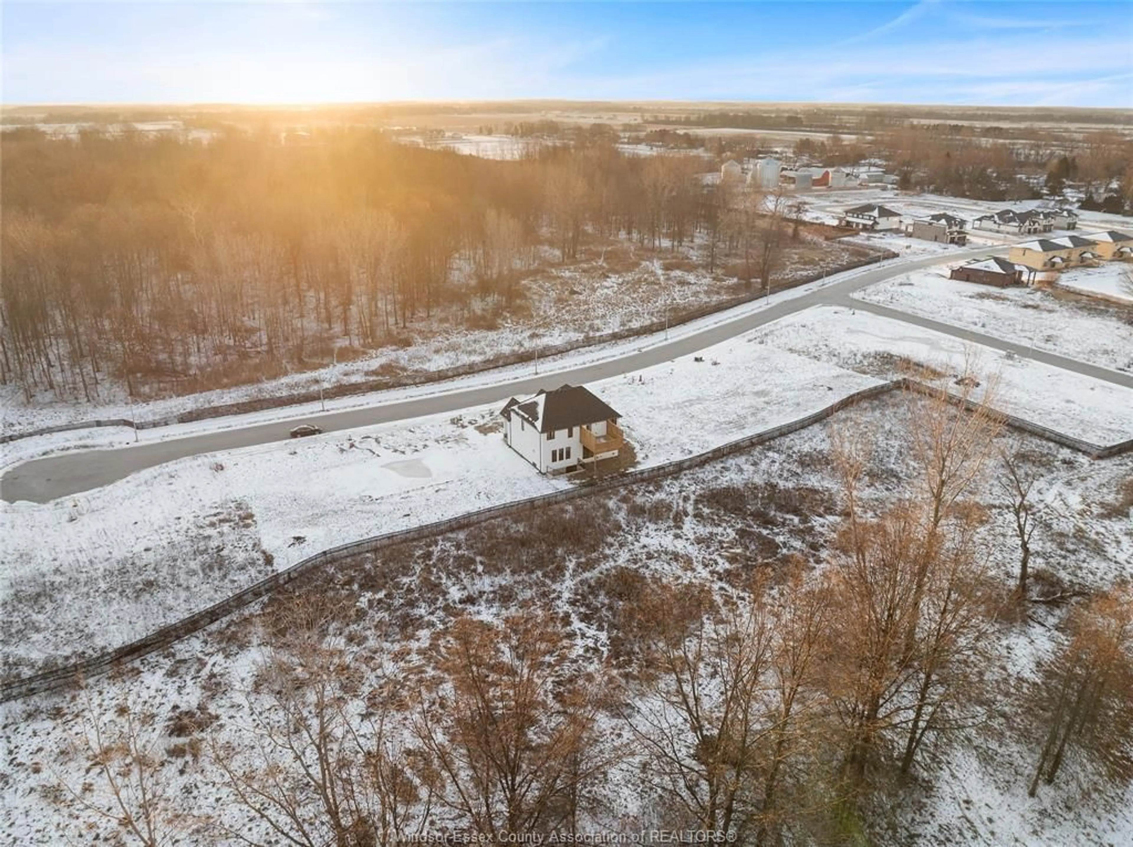 A pic from outside/outdoor area/front of a property/back of a property/a pic from drone, unknown for 2508 MAYFAIR, LaSalle Ontario N9J 0E5