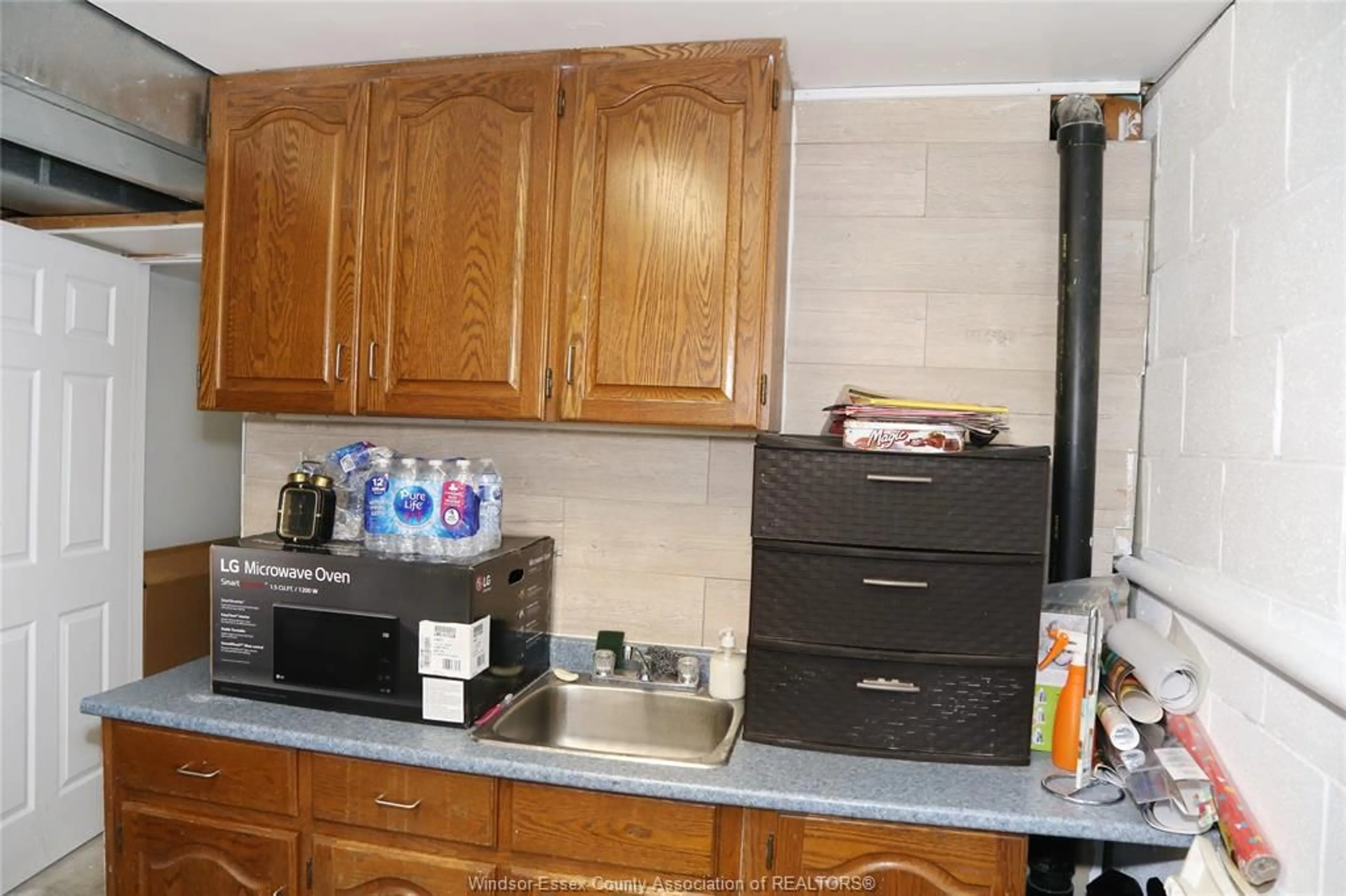 Standard kitchen, unknown for 137 RIVERVILLA Crt, LaSalle Ontario N9J 3N8