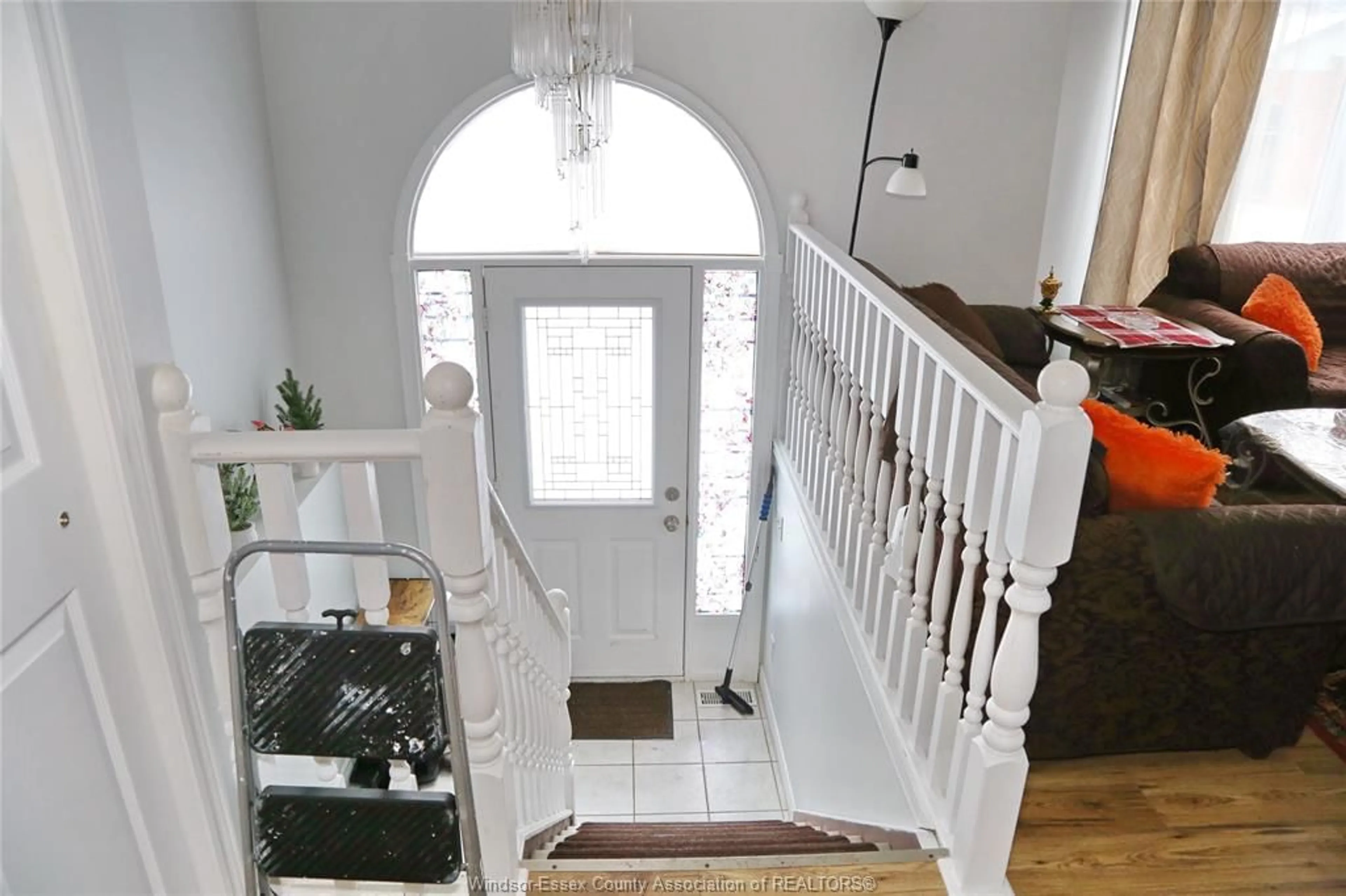 Indoor foyer for 137 RIVERVILLA Crt, LaSalle Ontario N9J 3N8