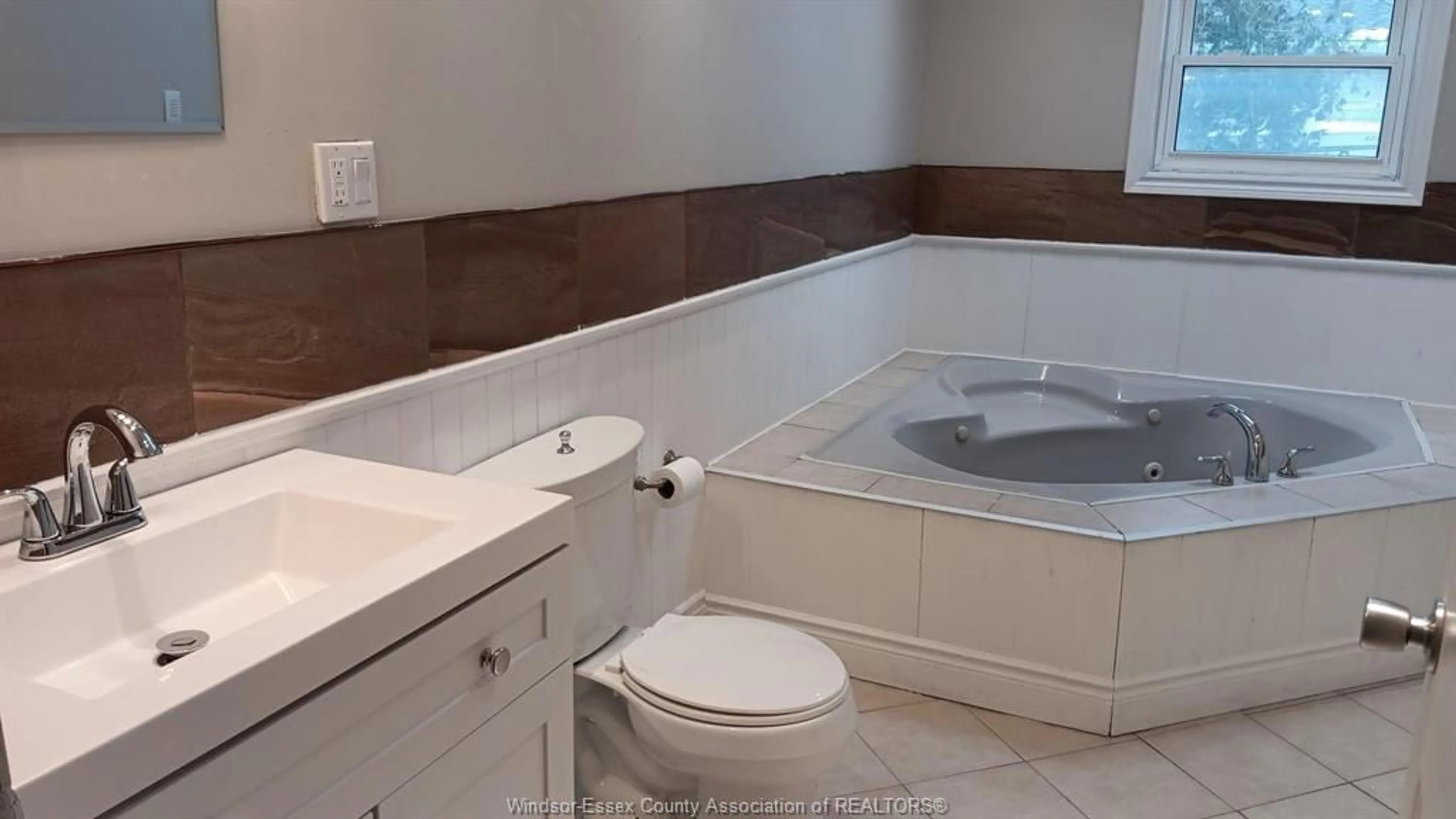 Standard bathroom, ceramic/tile floor for 23805 MERLIN Rd, Pain Court Ontario N0P 2L0