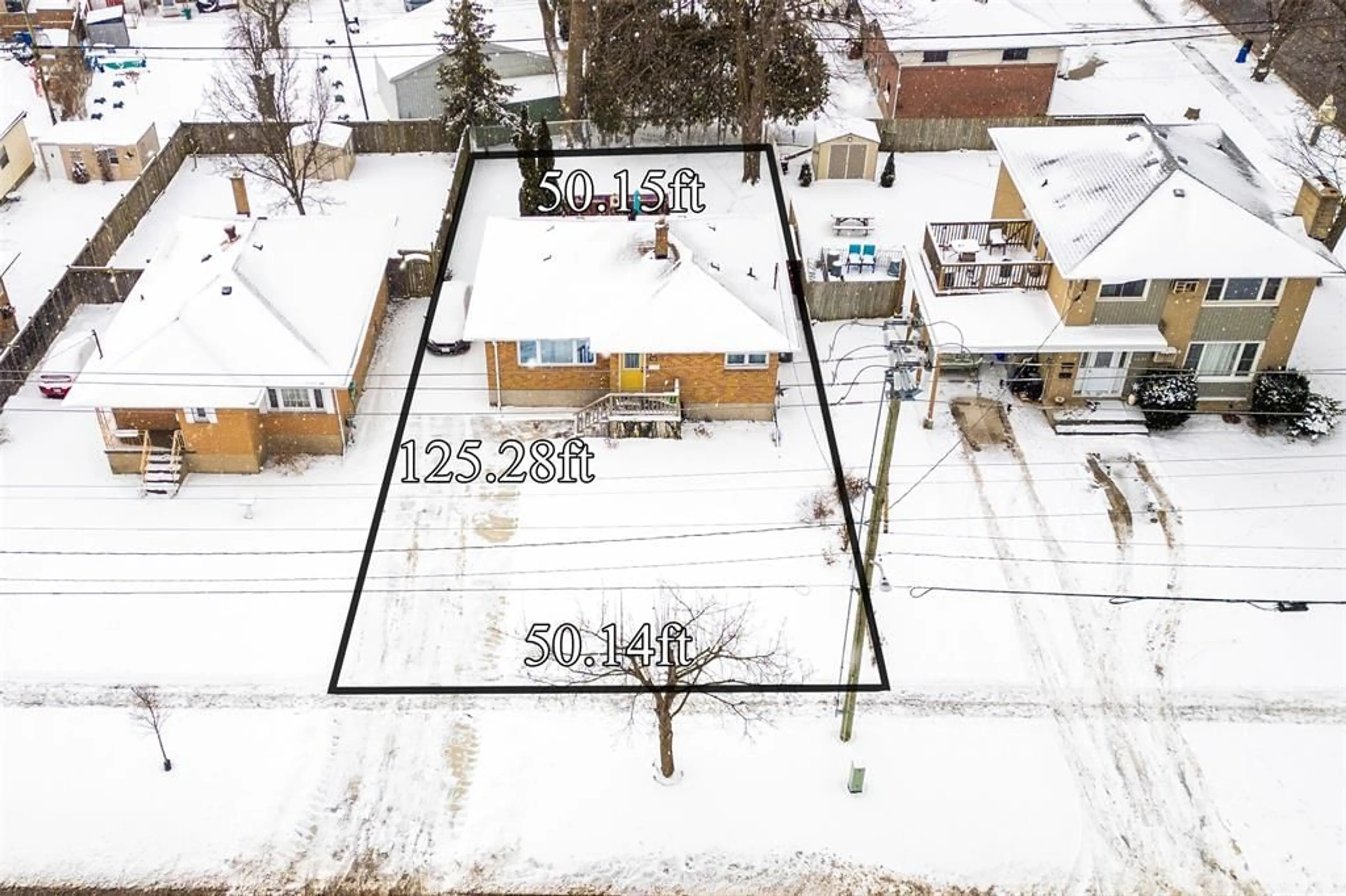 A pic from outside/outdoor area/front of a property/back of a property/a pic from drone, street for 1025 WELLINGTON St, Sarnia Ontario N7S 1E4