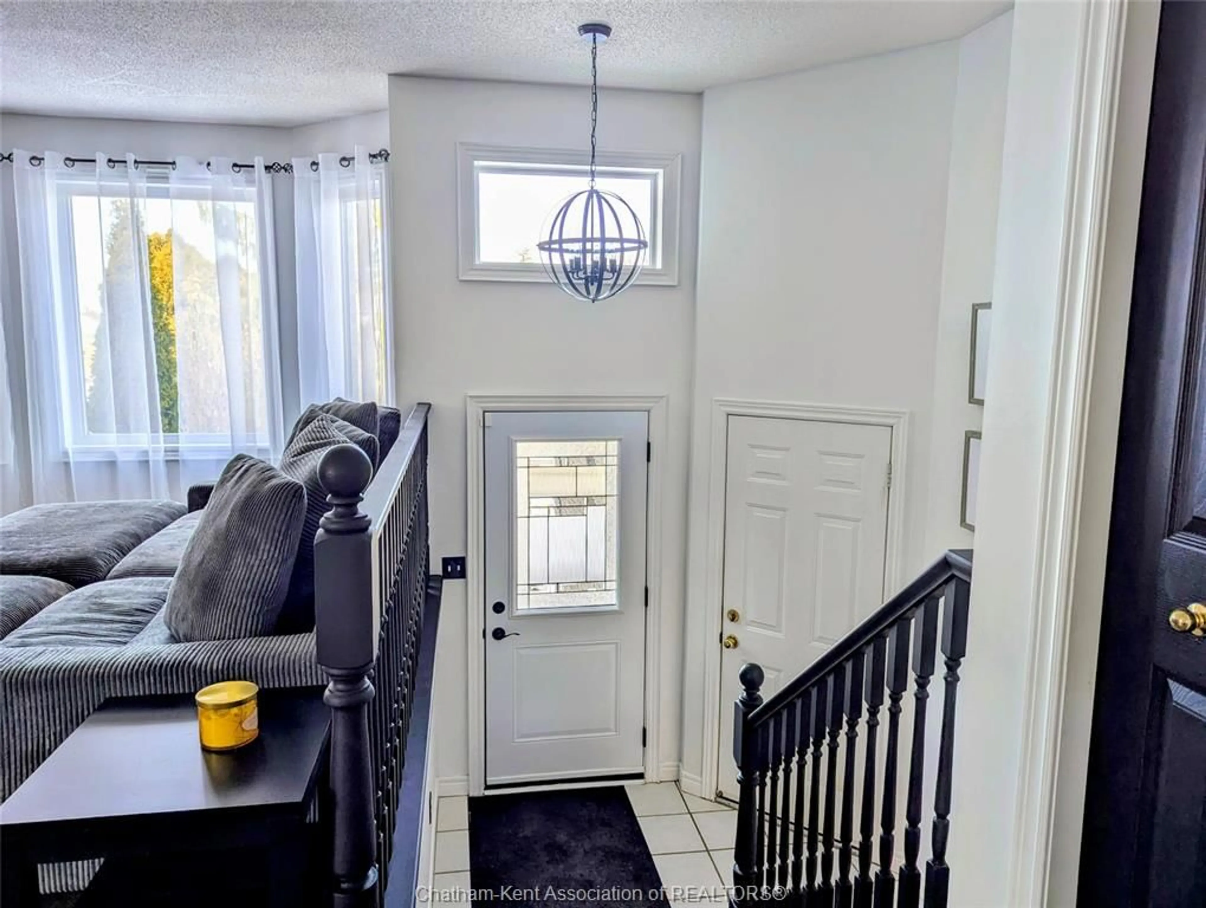 Indoor entryway for 218 BRISTOL Dr, Chatham Ontario N7M6K9