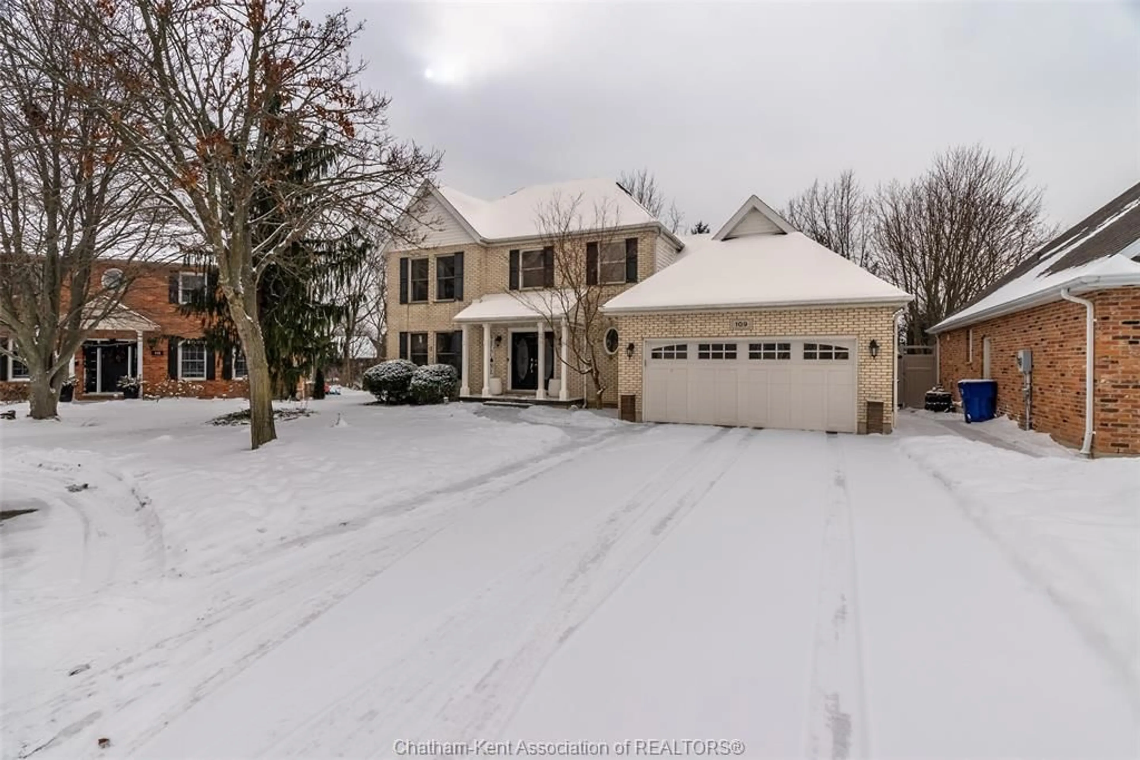 A pic from outside/outdoor area/front of a property/back of a property/a pic from drone, street for 109 London Dr, Chatham Ontario N7L5J1