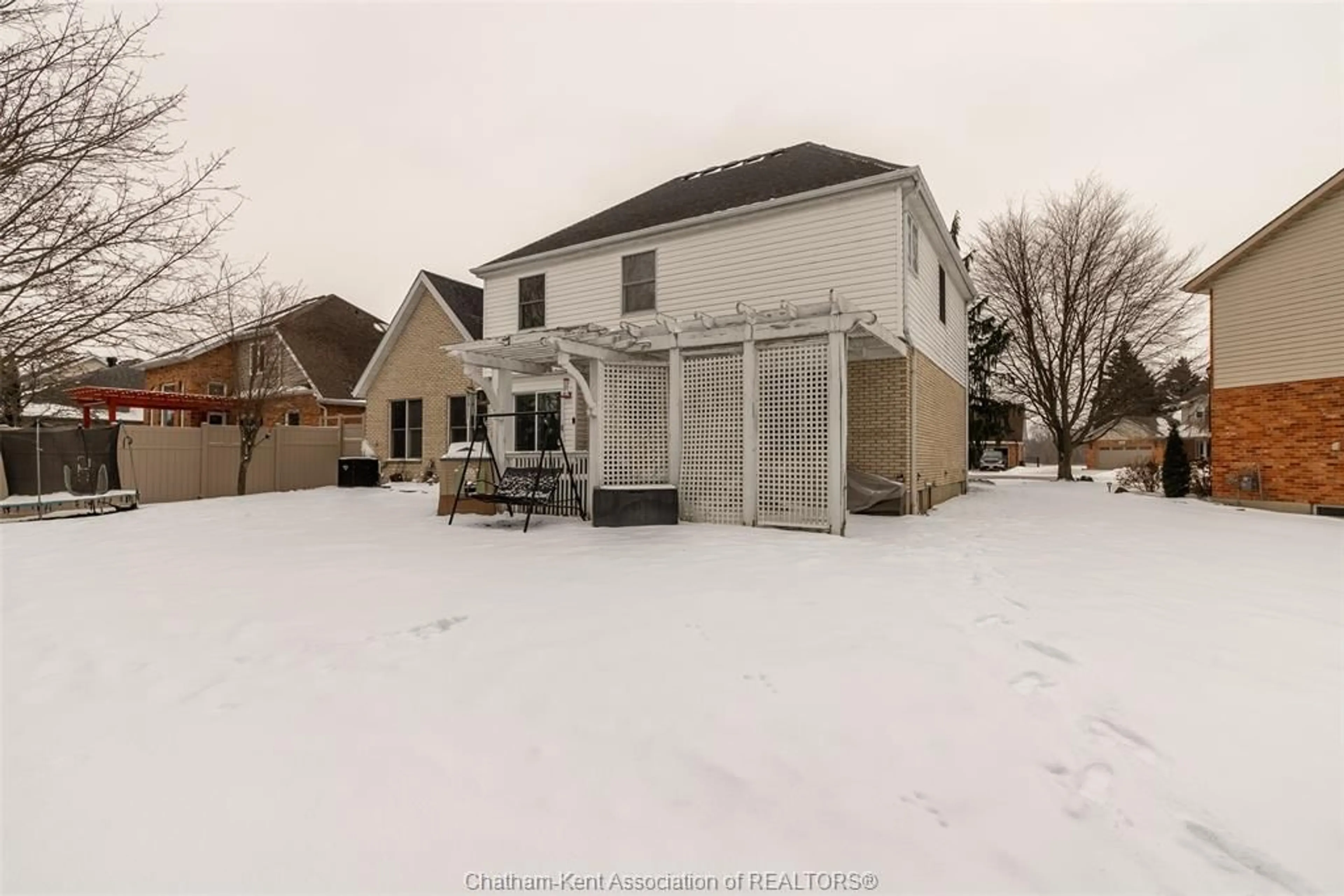 A pic from outside/outdoor area/front of a property/back of a property/a pic from drone, street for 109 London Dr, Chatham Ontario N7L5J1