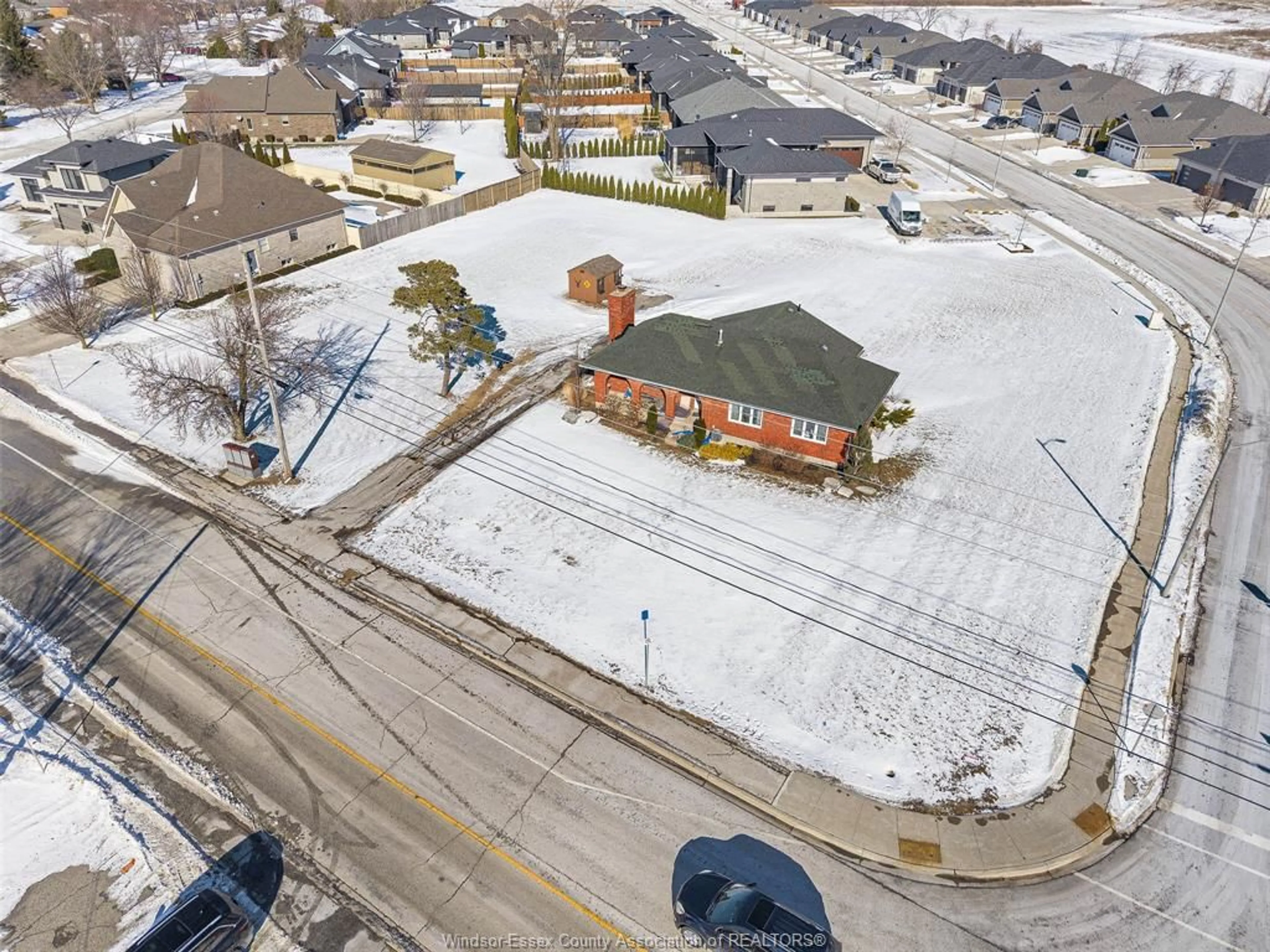 A pic from outside/outdoor area/front of a property/back of a property/a pic from drone, street for 205 ROBSON Rd, Leamington Ontario N8H 5R2