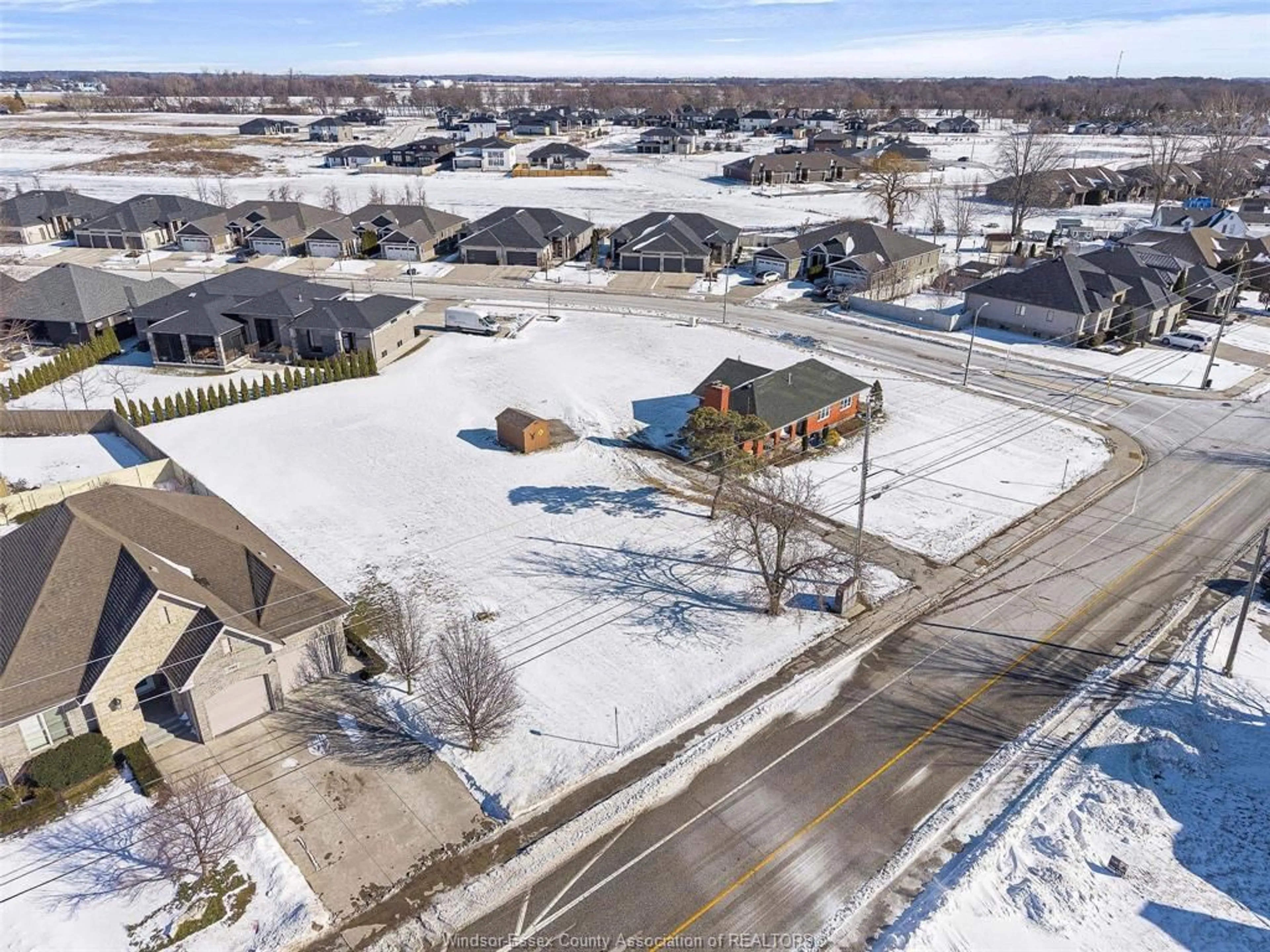 A pic from outside/outdoor area/front of a property/back of a property/a pic from drone, street for 205 ROBSON Rd, Leamington Ontario N8H 5R2