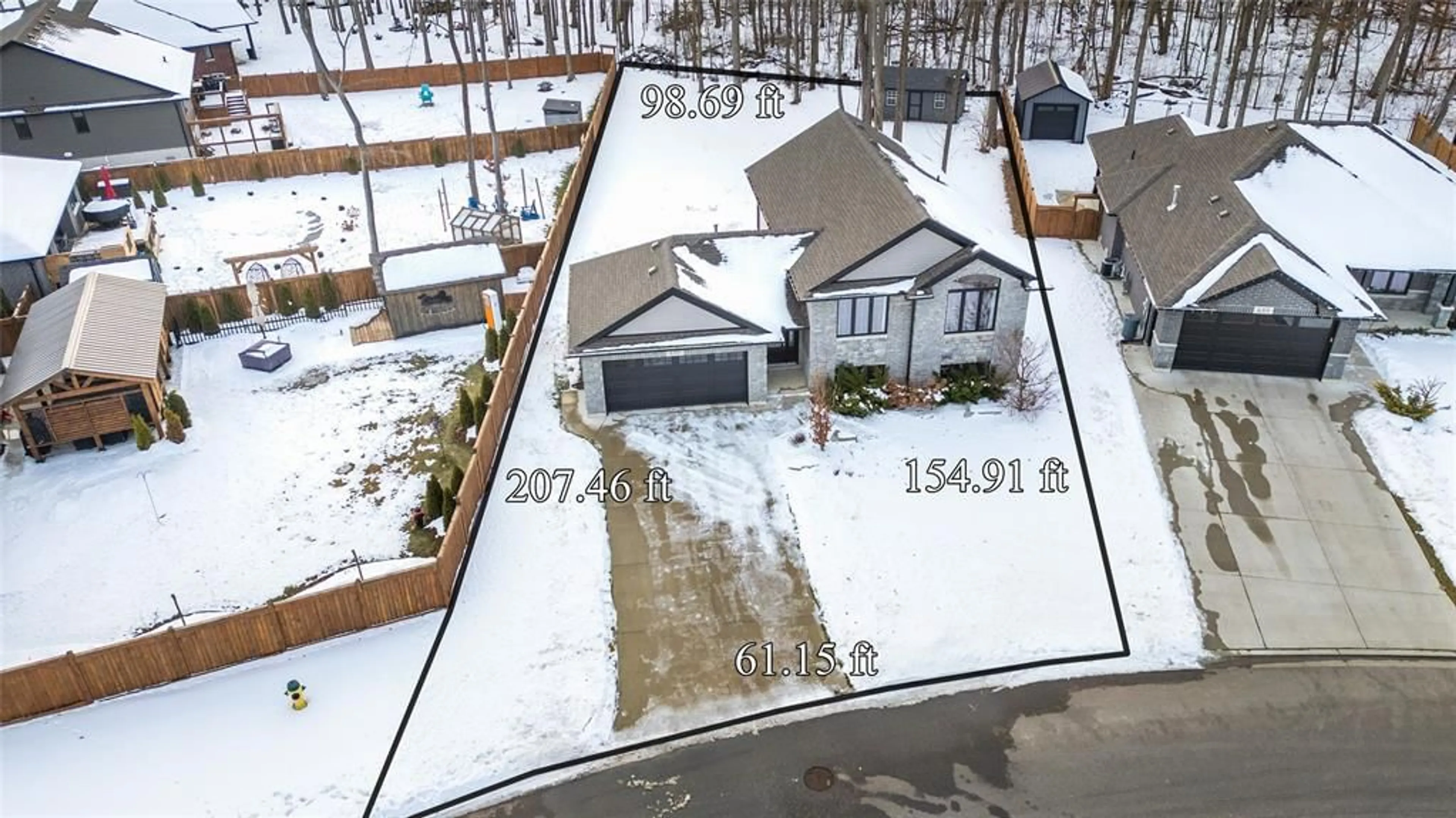 A pic from outside/outdoor area/front of a property/back of a property/a pic from drone, street for 657 WINNERS Cir, St Clair Ontario N0N 1G0