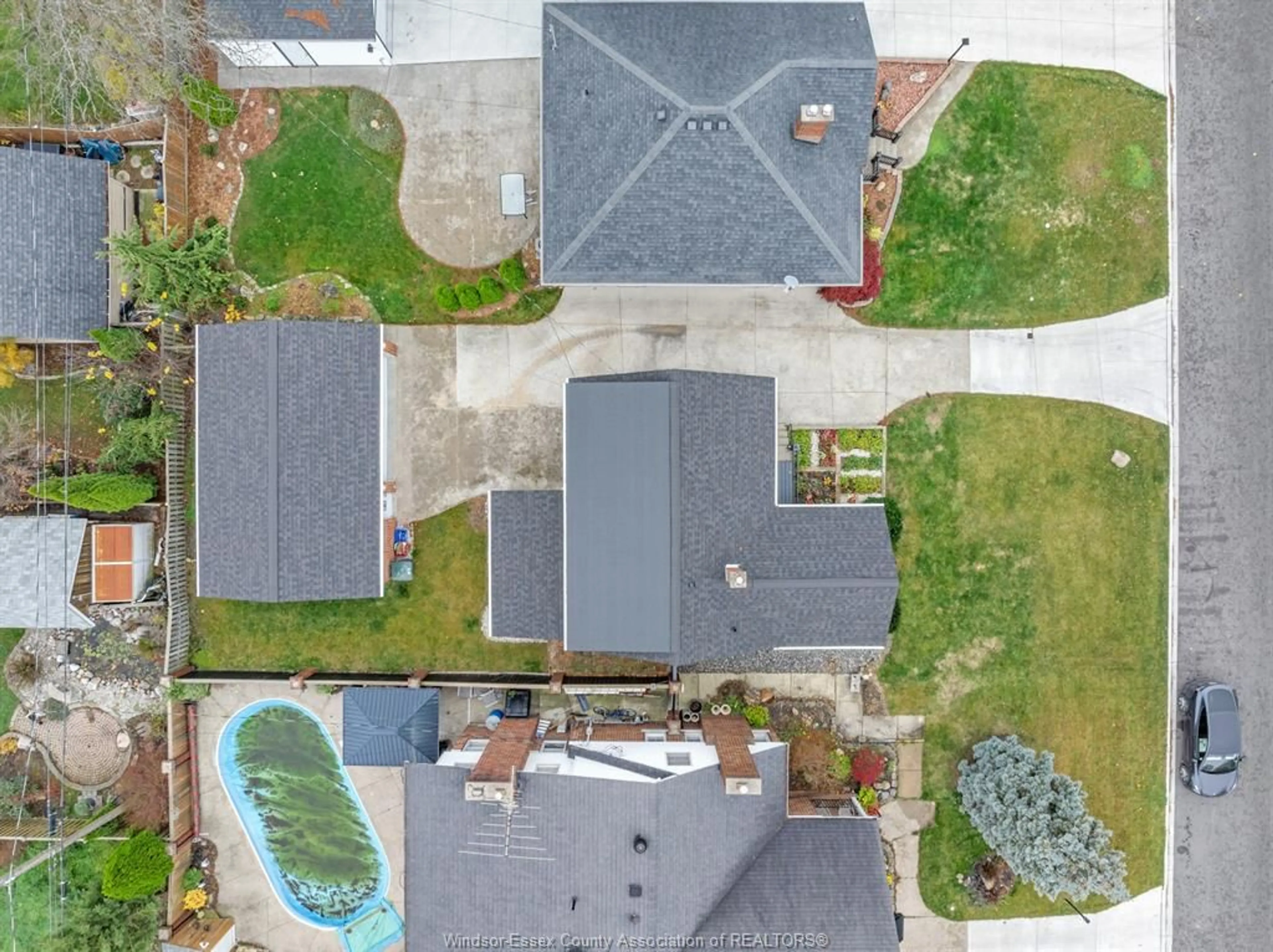 A pic from outside/outdoor area/front of a property/back of a property/a pic from drone, street for 821 EASTLAWN, Windsor Ontario N8S 3H6