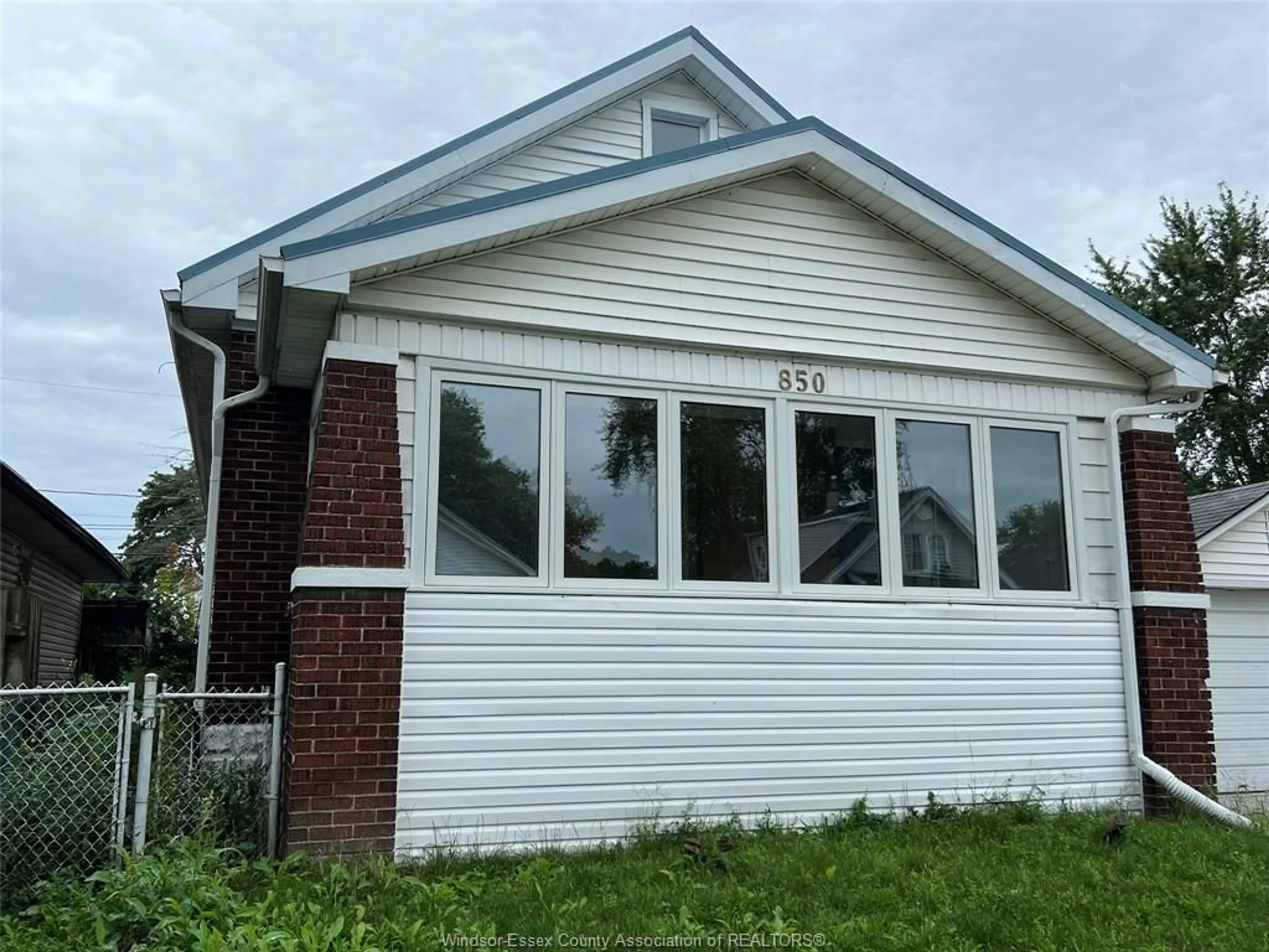 Home with vinyl exterior material, building for 850 ELLROSE Ave, Windsor Ontario N8Y 3W7