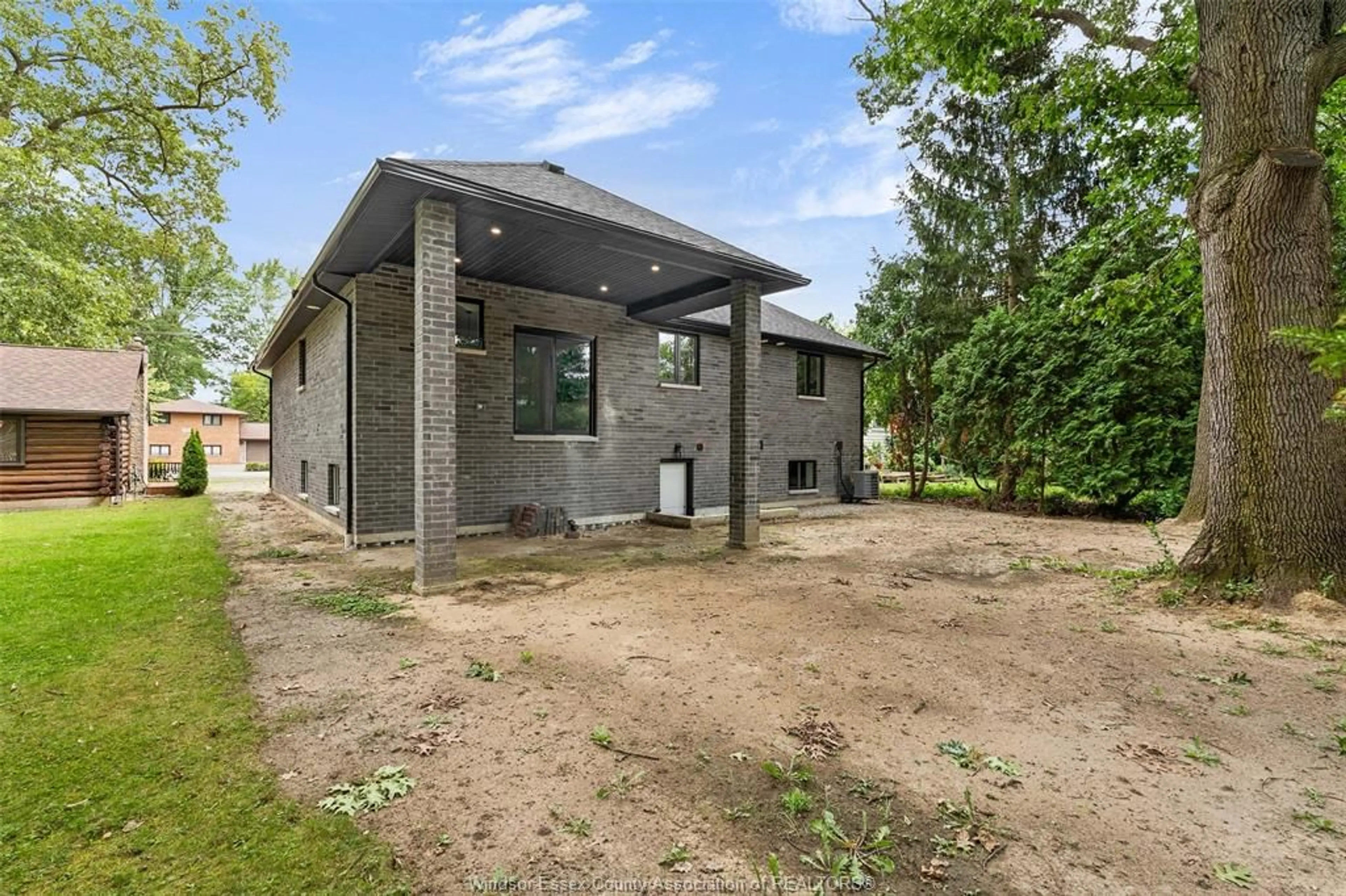 Home with brick exterior material, building for 866 MAPLE Ave, LaSalle Ontario N9J 1P9