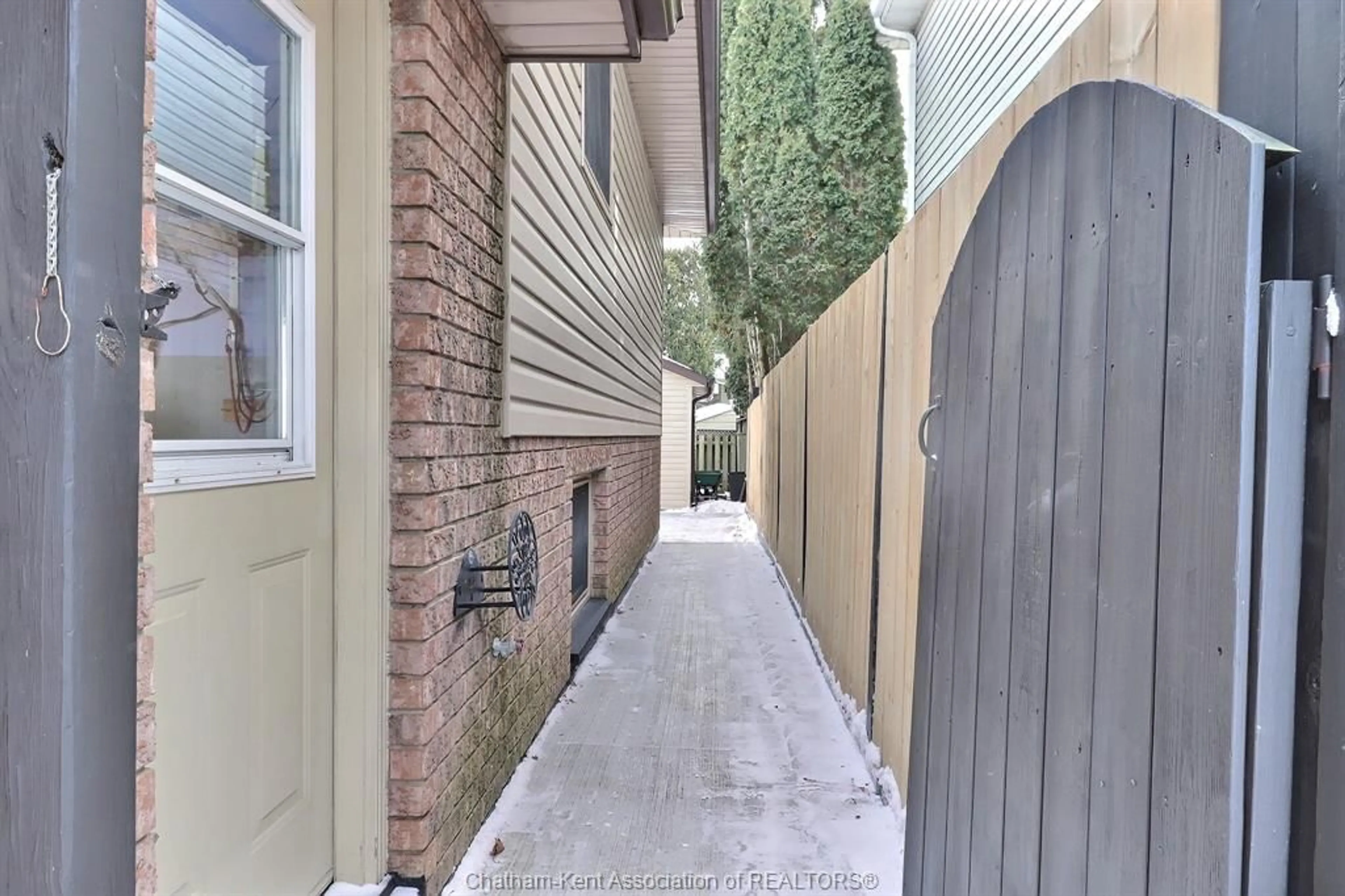 Patio, street for 292 Valley Rd, Chatham Ontario N7L 4Y3