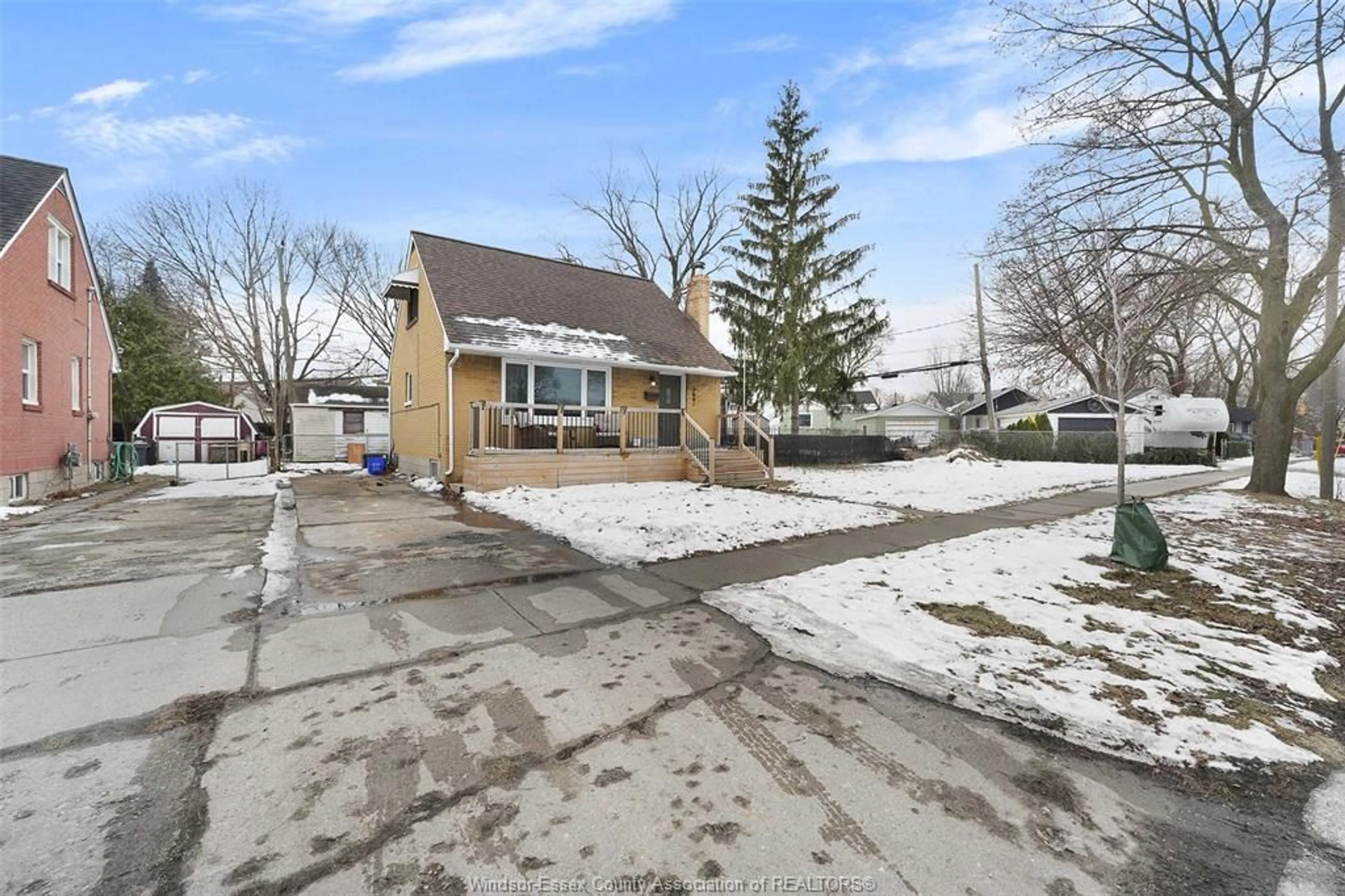 A pic from outside/outdoor area/front of a property/back of a property/a pic from drone, street for 3641 TECUMSEH Rd, Windsor Ontario N9C 2B7